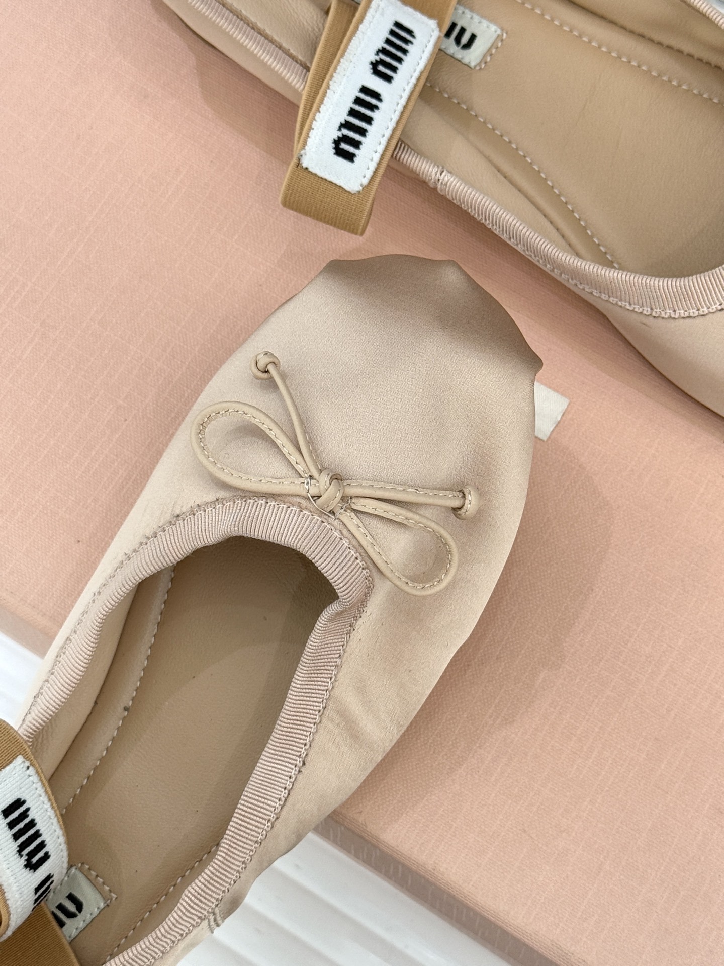 Miu Miu/缪缪经典蝴蝶结字母绸缎芭蕾舞鞋承袭MIU MIU标志性少女奢雅基因经典芭蕾舞鞋以柔润缎光