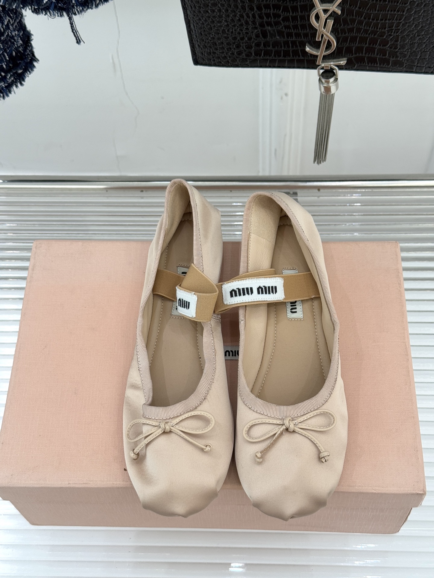 Miu Miu/缪缪经典蝴蝶结字母绸缎芭蕾舞鞋承袭MIU MIU标志性少女奢雅基因经典芭蕾舞鞋以柔润缎光