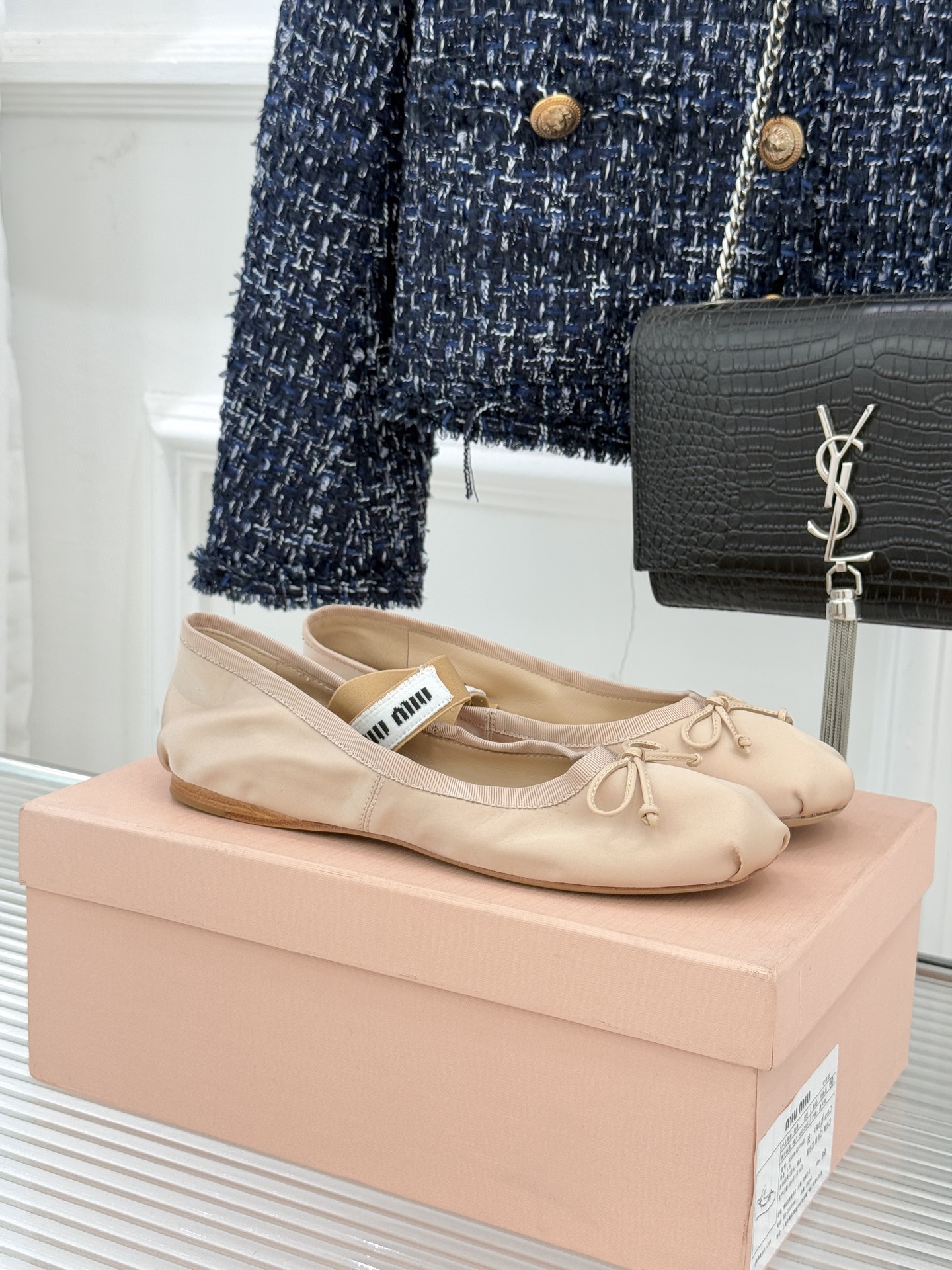 Miu Miu/缪缪经典蝴蝶结字母绸缎芭蕾舞鞋承袭MIU MIU标志性少女奢雅基因经典芭蕾舞鞋以柔润缎光