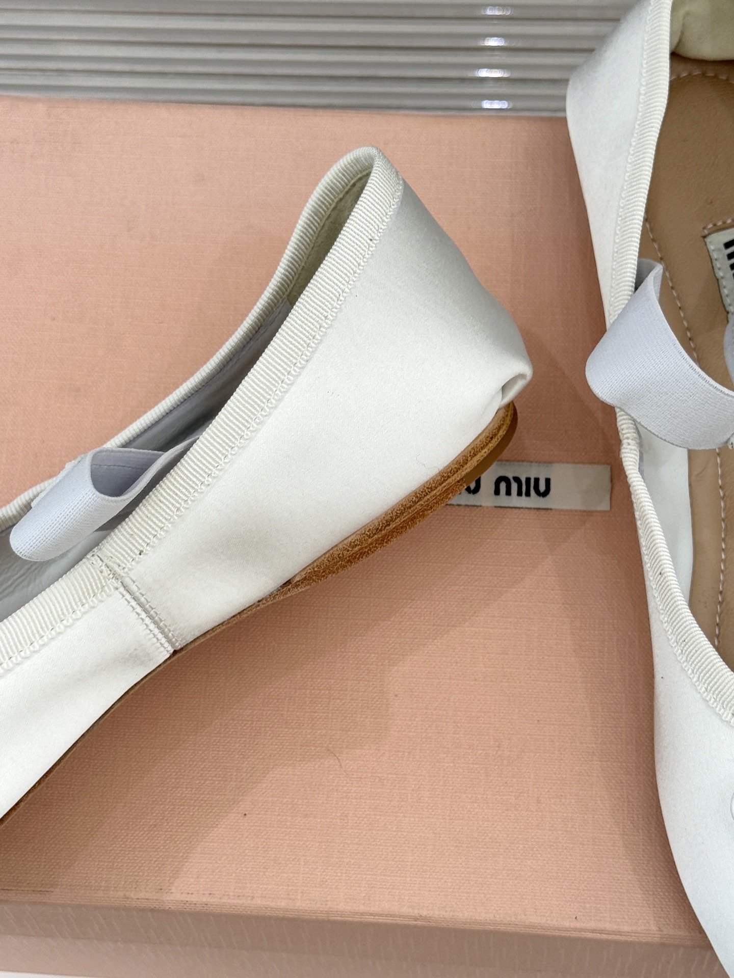 Miu Miu/缪缪经典蝴蝶结字母绸缎芭蕾舞鞋承袭MIU MIU标志性少女奢雅基因经典芭蕾舞鞋以柔润缎光