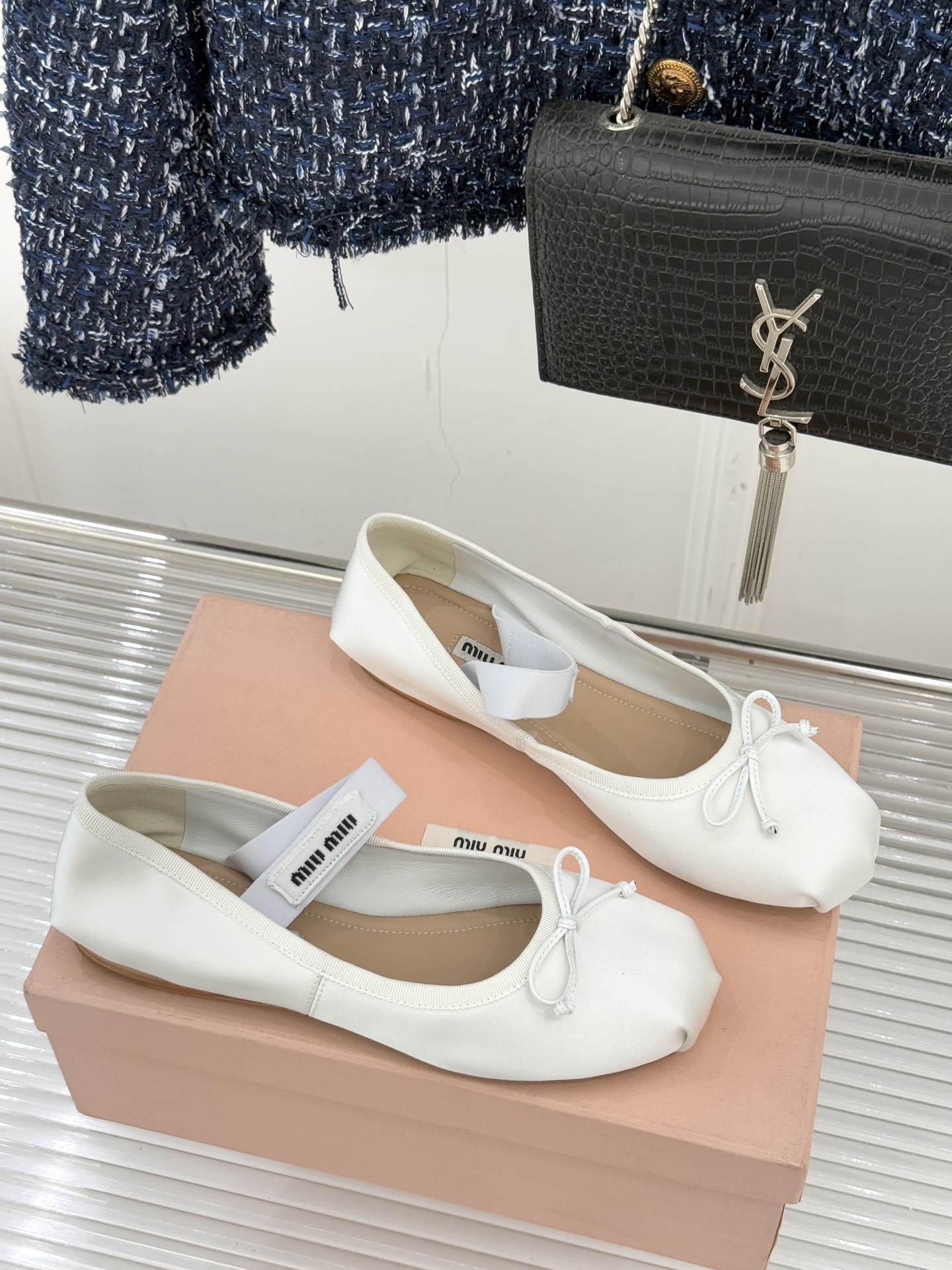 Miu Miu/缪缪经典蝴蝶结字母绸缎芭蕾舞鞋承袭MIU MIU标志性少女奢雅基因经典芭蕾舞鞋以柔润缎光