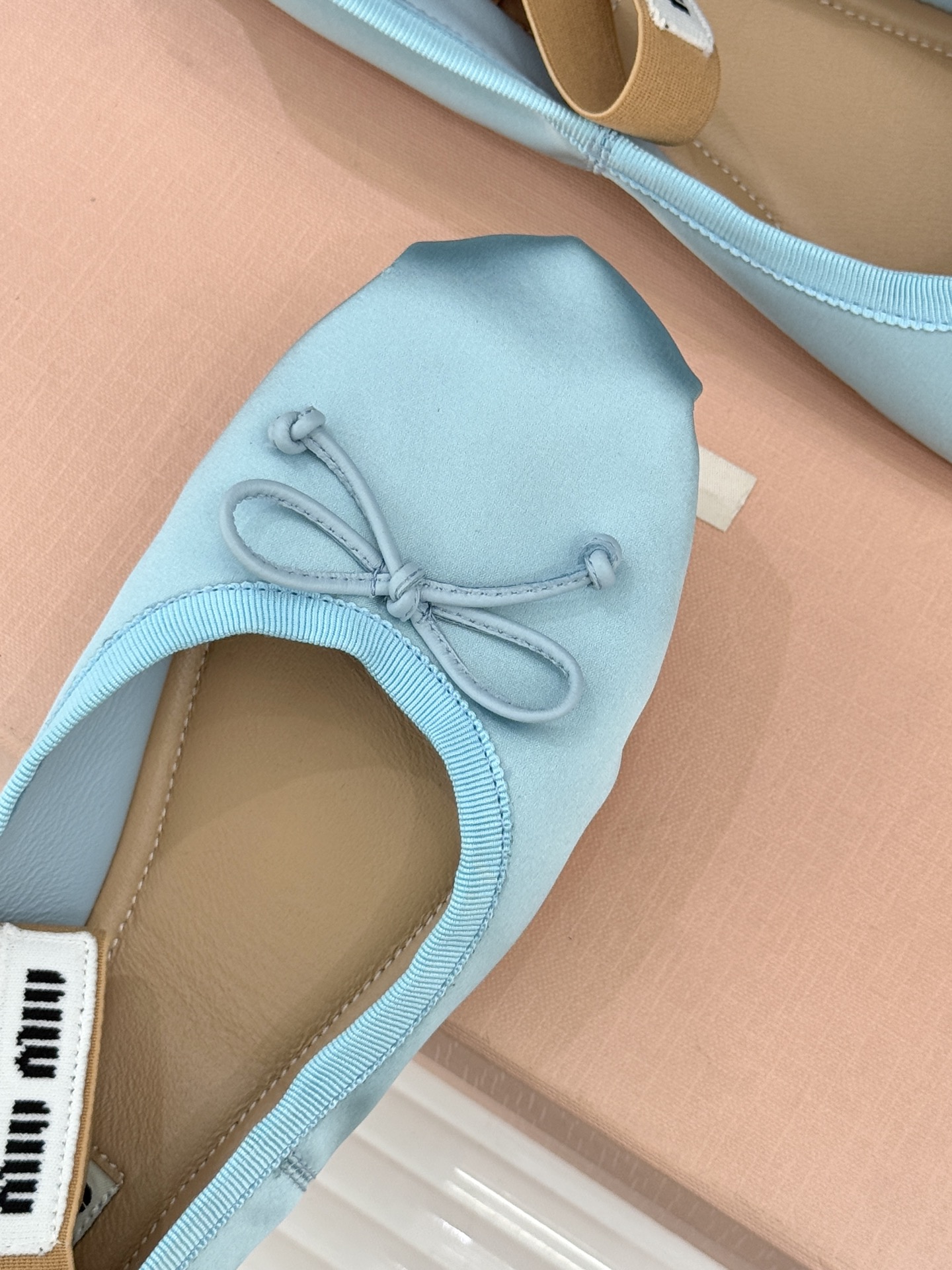 Miu Miu/缪缪经典蝴蝶结字母绸缎芭蕾舞鞋承袭MIU MIU标志性少女奢雅基因经典芭蕾舞鞋以柔润缎光