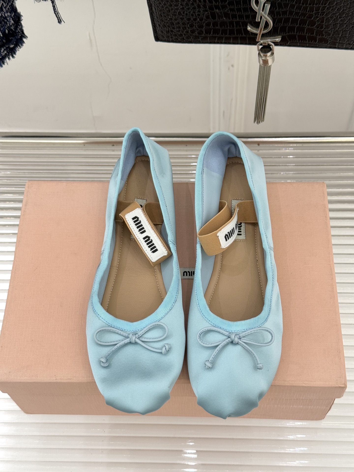 Miu Miu/缪缪经典蝴蝶结字母绸缎芭蕾舞鞋承袭MIU MIU标志性少女奢雅基因经典芭蕾舞鞋以柔润缎光