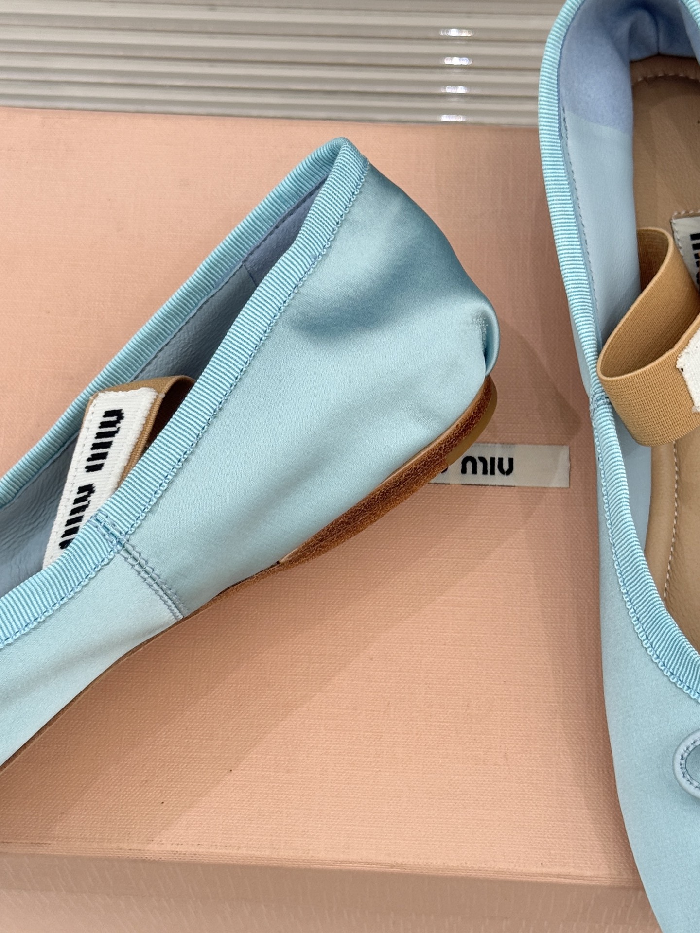 Miu Miu/缪缪经典蝴蝶结字母绸缎芭蕾舞鞋承袭MIU MIU标志性少女奢雅基因经典芭蕾舞鞋以柔润缎光