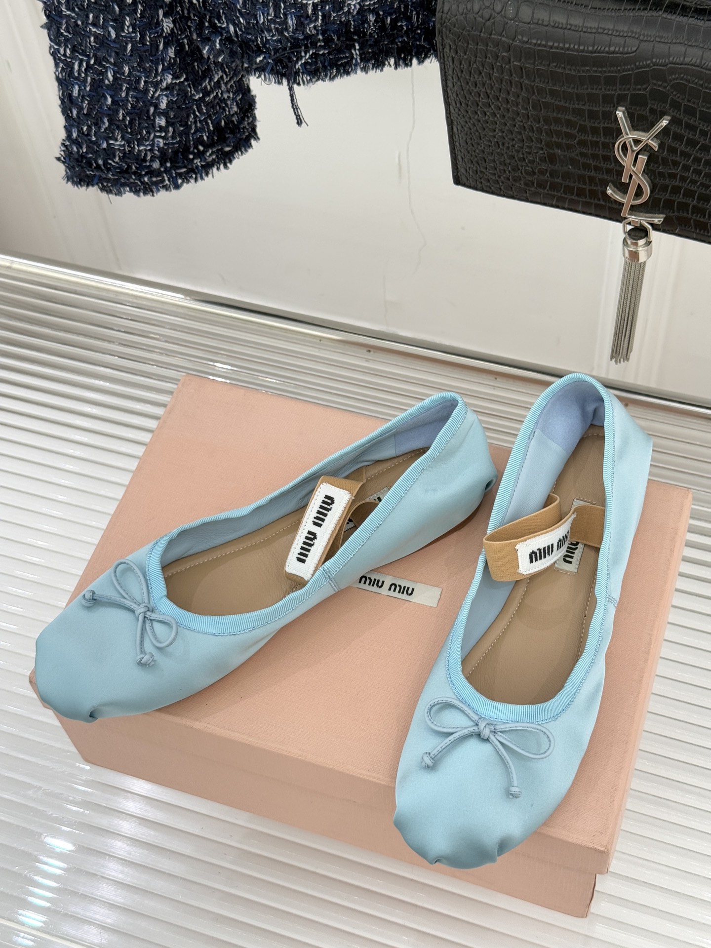 Miu Miu/缪缪经典蝴蝶结字母绸缎芭蕾舞鞋承袭MIU MIU标志性少女奢雅基因经典芭蕾舞鞋以柔润缎光