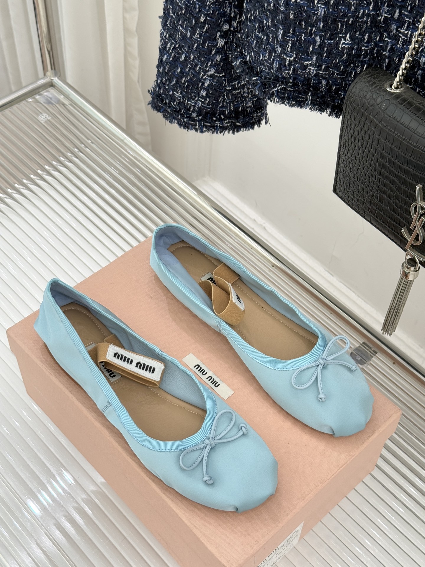 Miu Miu/缪缪经典蝴蝶结字母绸缎芭蕾舞鞋承袭MIU MIU标志性少女奢雅基因经典芭蕾舞鞋以柔润缎光