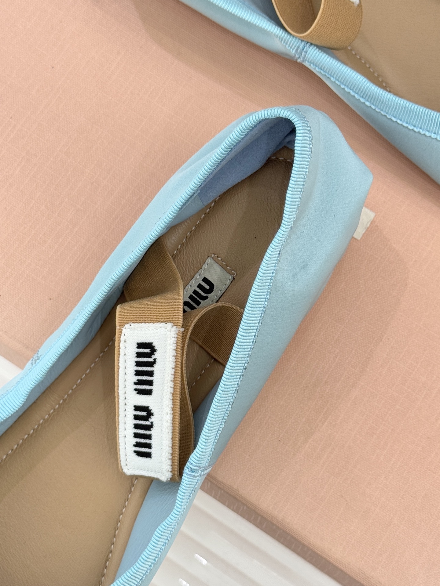 Miu Miu/缪缪经典蝴蝶结字母绸缎芭蕾舞鞋承袭MIU MIU标志性少女奢雅基因经典芭蕾舞鞋以柔润缎光
