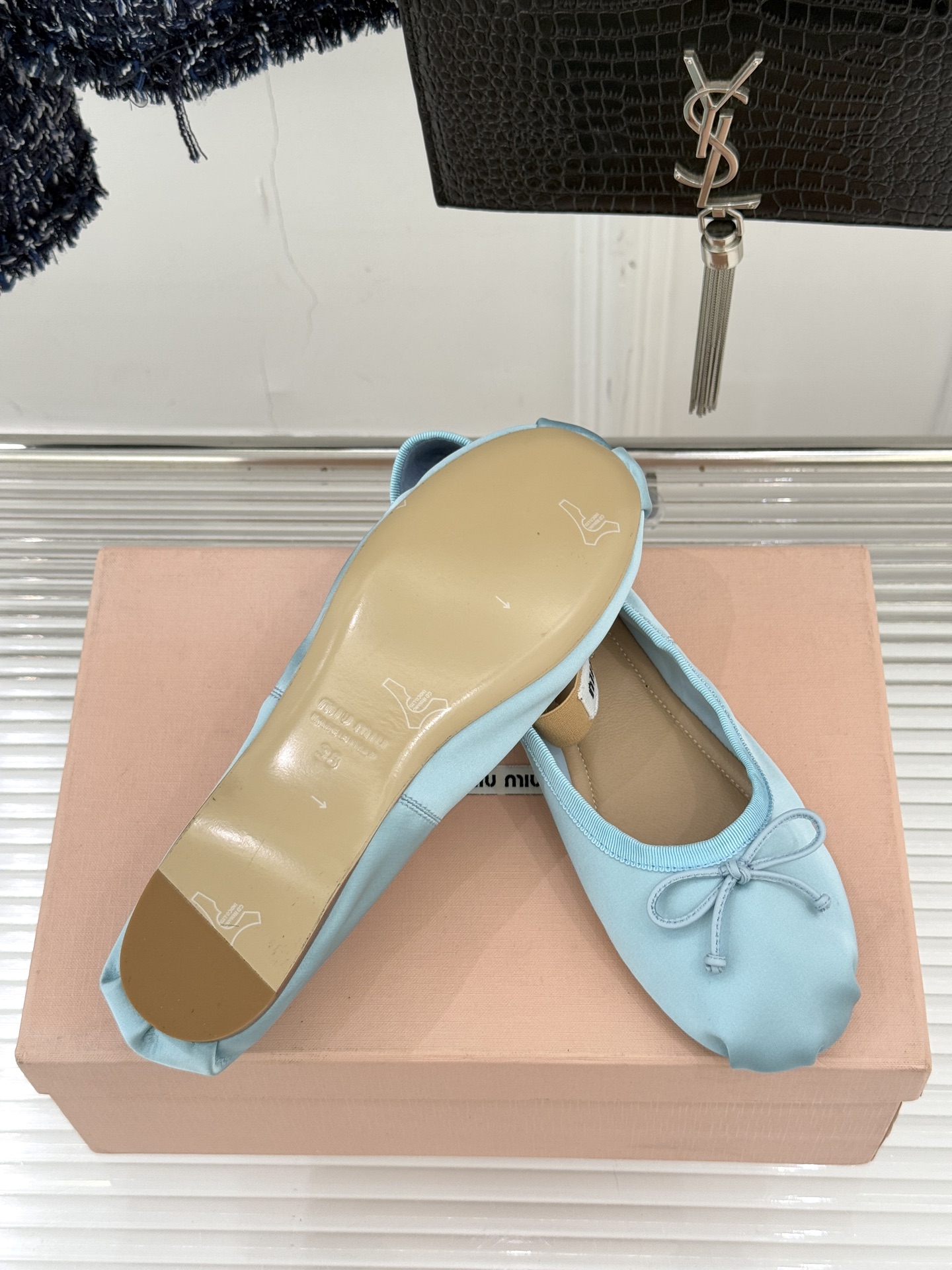 Miu Miu/缪缪经典蝴蝶结字母绸缎芭蕾舞鞋承袭MIU MIU标志性少女奢雅基因经典芭蕾舞鞋以柔润缎光