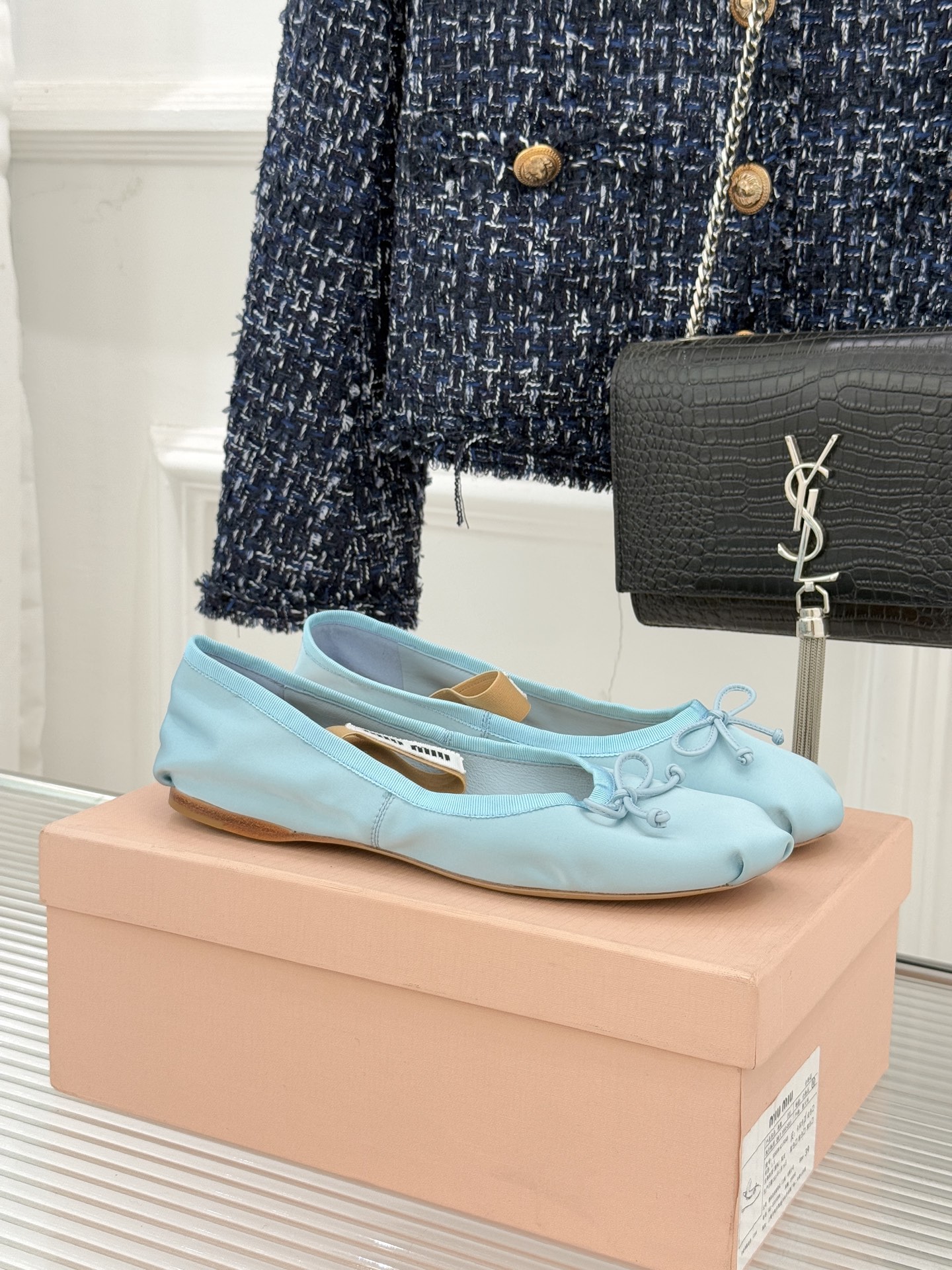 Miu Miu/缪缪经典蝴蝶结字母绸缎芭蕾舞鞋承袭MIU MIU标志性少女奢雅基因经典芭蕾舞鞋以柔润缎光