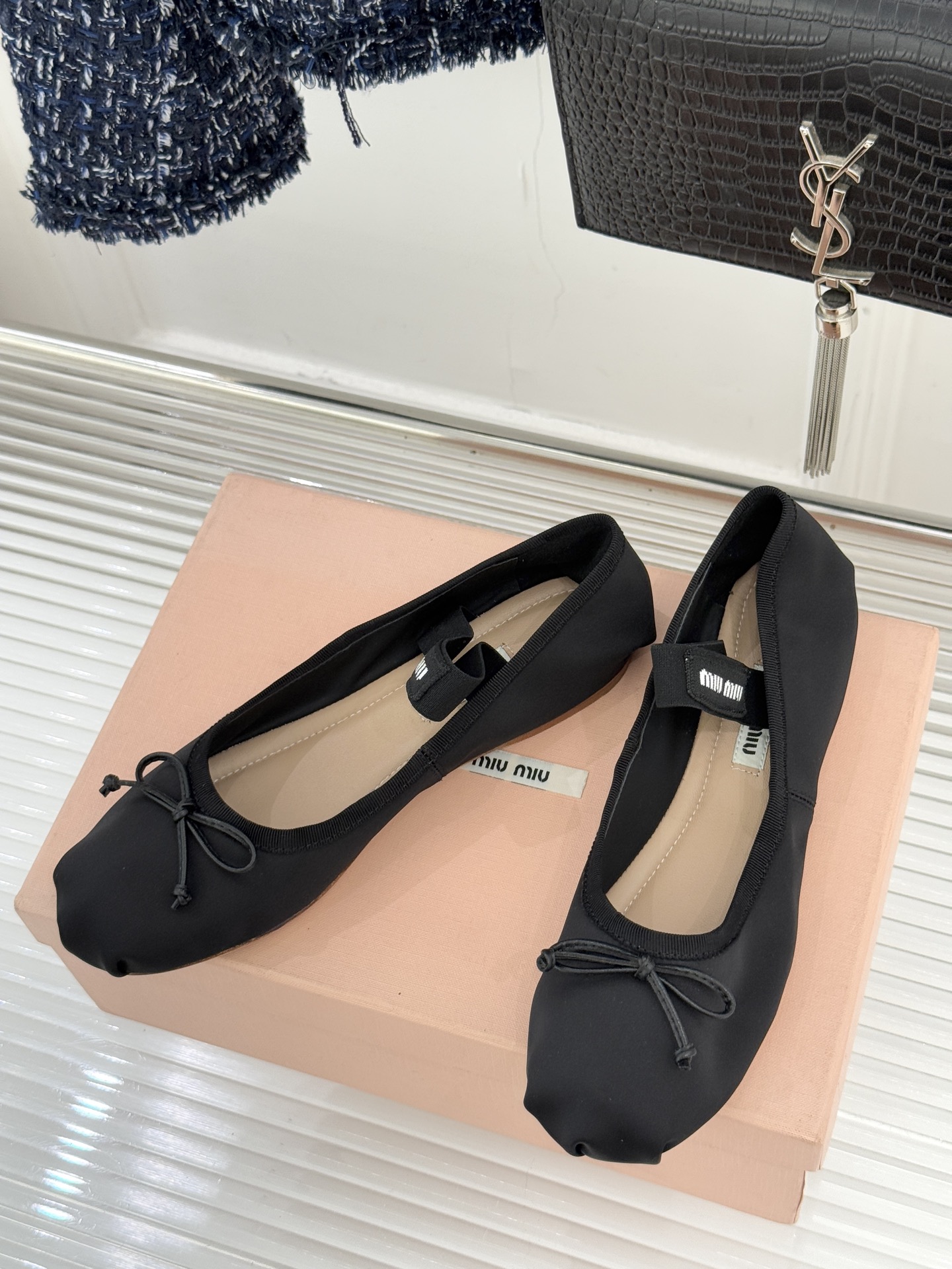 Miu Miu/缪缪经典蝴蝶结字母绸缎芭蕾舞鞋承袭MIU MIU标志性少女奢雅基因经典芭蕾舞鞋以柔润缎光