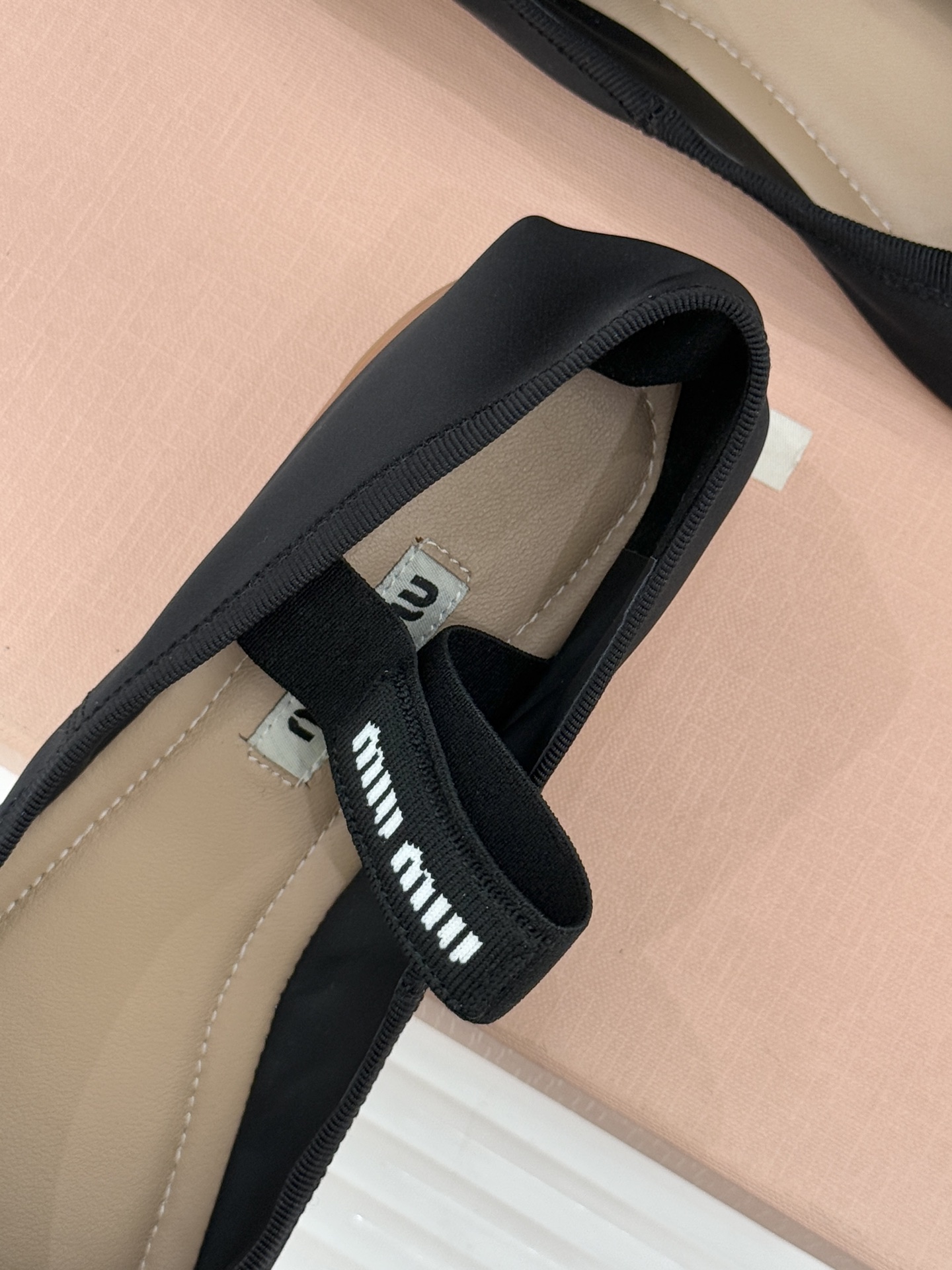 Miu Miu/缪缪经典蝴蝶结字母绸缎芭蕾舞鞋承袭MIU MIU标志性少女奢雅基因经典芭蕾舞鞋以柔润缎光