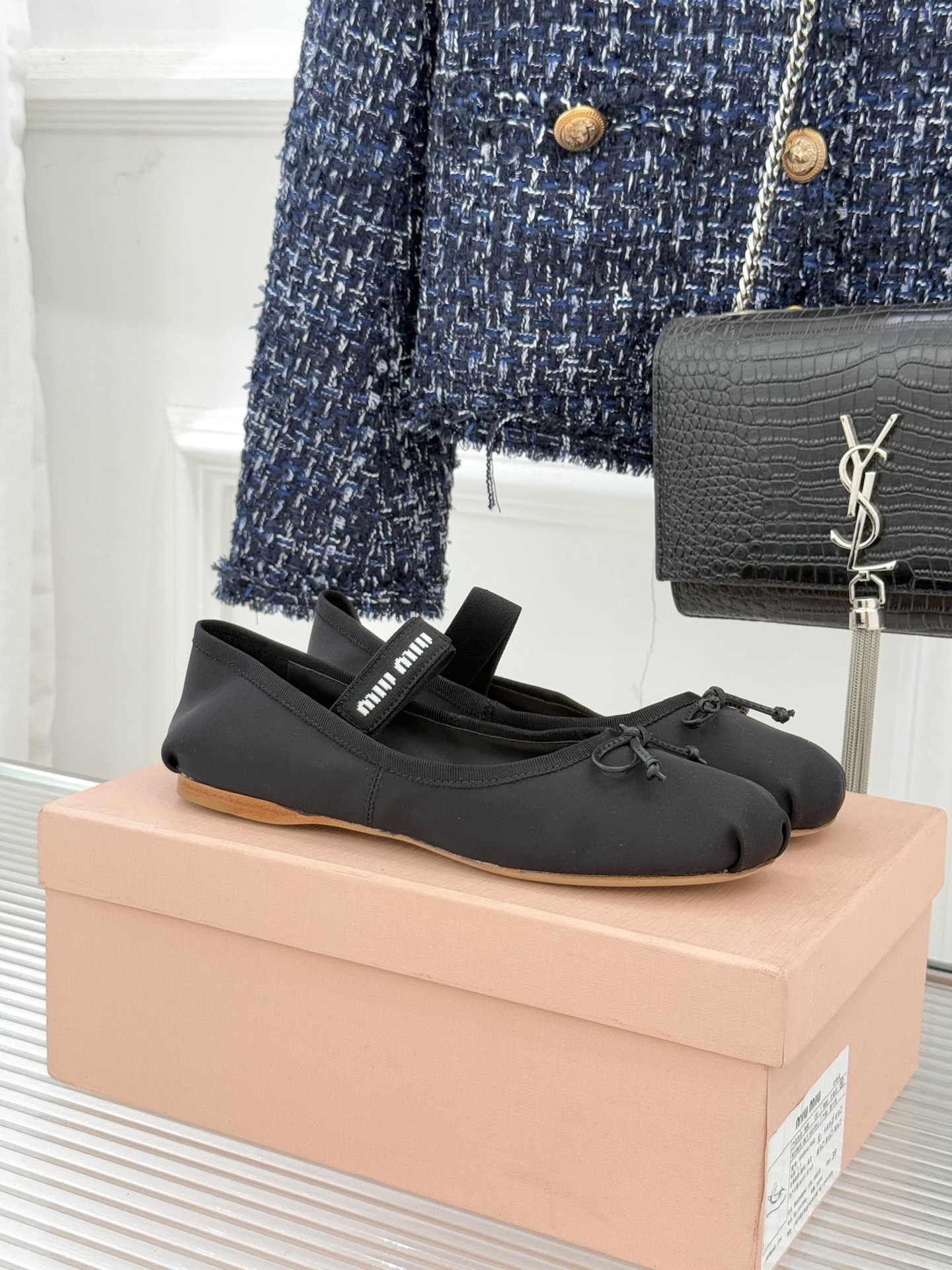 Miu Miu/缪缪经典蝴蝶结字母绸缎芭蕾舞鞋承袭MIU MIU标志性少女奢雅基因经典芭蕾舞鞋以柔润缎光
