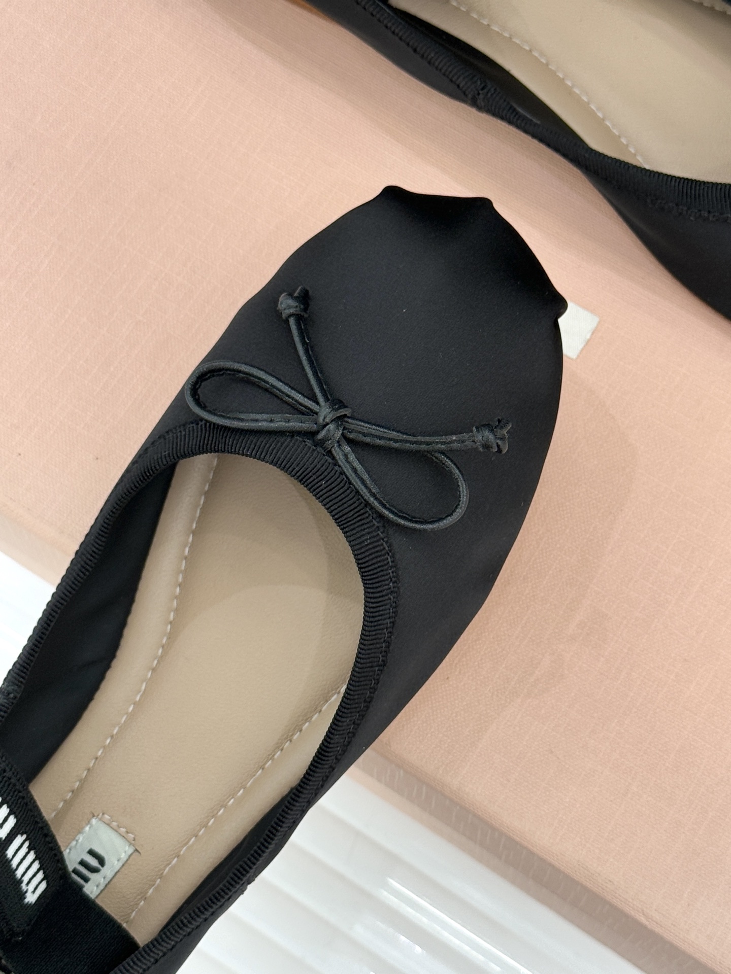 Miu Miu/缪缪经典蝴蝶结字母绸缎芭蕾舞鞋承袭MIU MIU标志性少女奢雅基因经典芭蕾舞鞋以柔润缎光