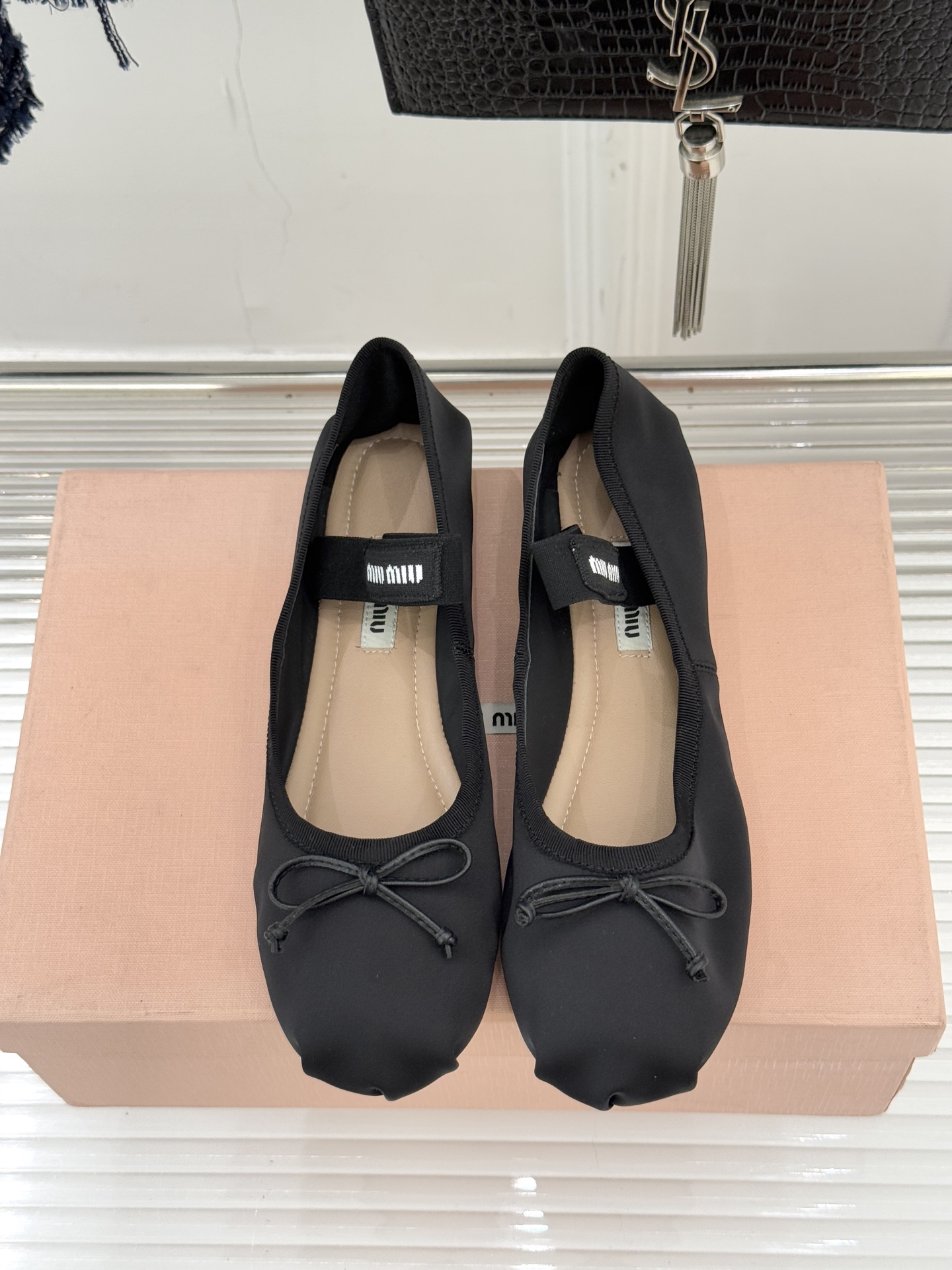 Miu Miu/缪缪经典蝴蝶结字母绸缎芭蕾舞鞋承袭MIU MIU标志性少女奢雅基因经典芭蕾舞鞋以柔润缎光
