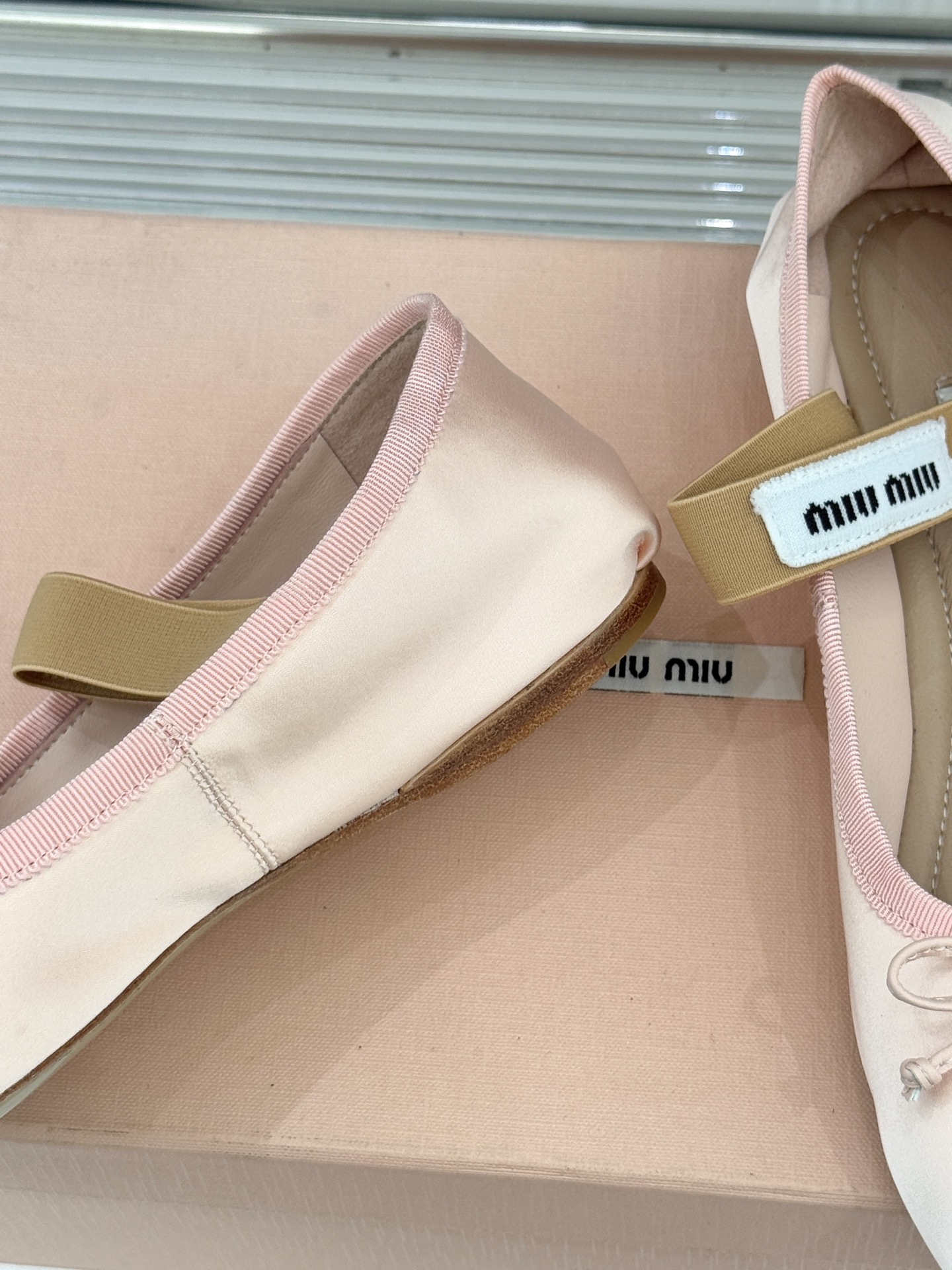 Miu Miu/缪缪经典蝴蝶结字母绸缎芭蕾舞鞋承袭MIU MIU标志性少女奢雅基因经典芭蕾舞鞋以柔润缎光
