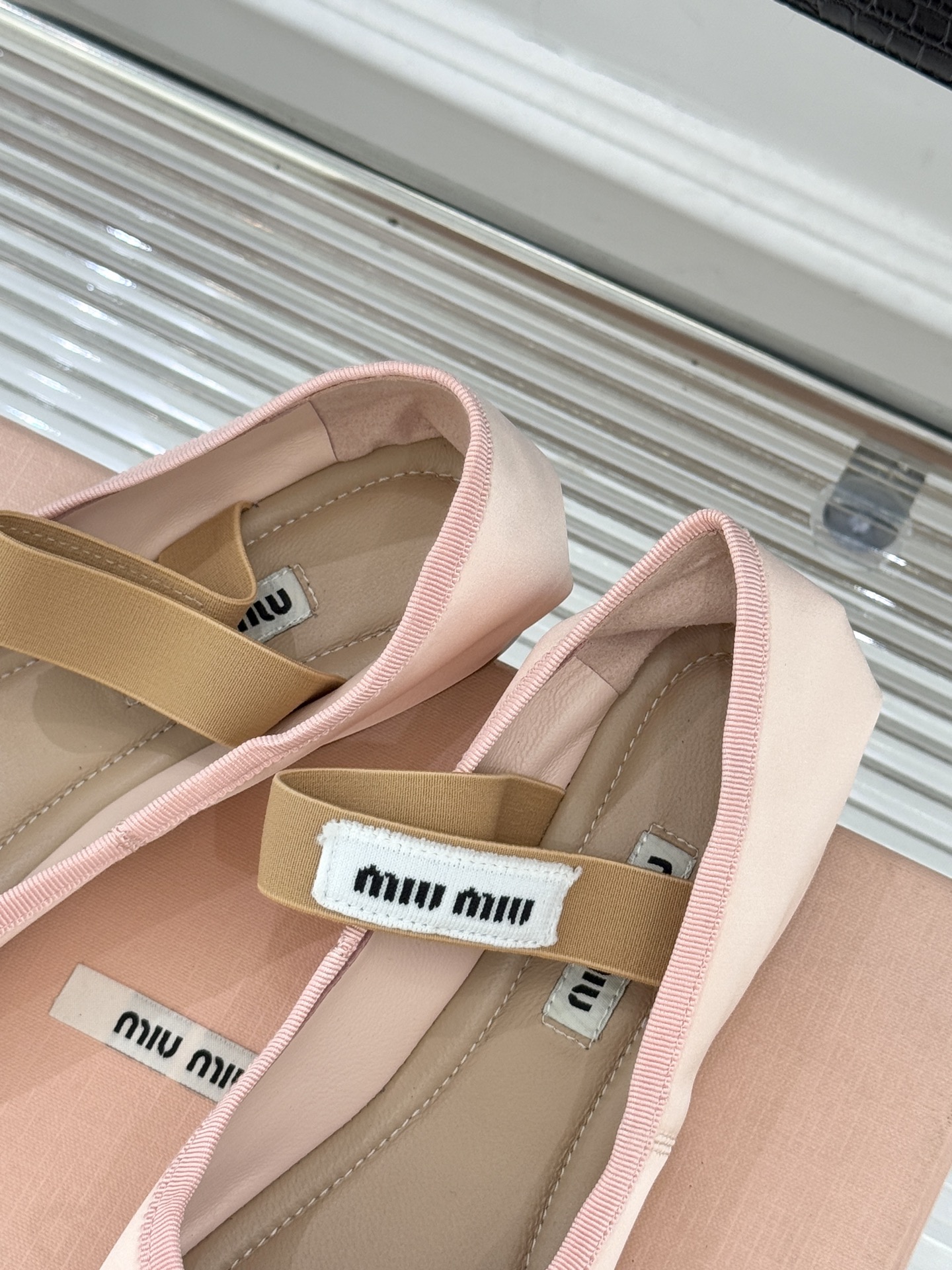 Miu Miu/缪缪经典蝴蝶结字母绸缎芭蕾舞鞋承袭MIU MIU标志性少女奢雅基因经典芭蕾舞鞋以柔润缎光