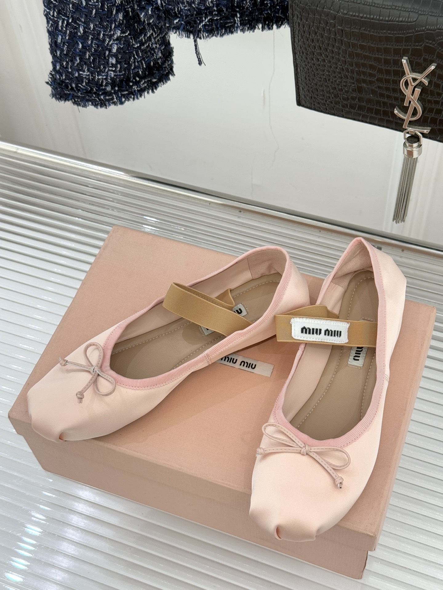 Miu Miu/缪缪经典蝴蝶结字母绸缎芭蕾舞鞋承袭MIU MIU标志性少女奢雅基因经典芭蕾舞鞋以柔润缎光
