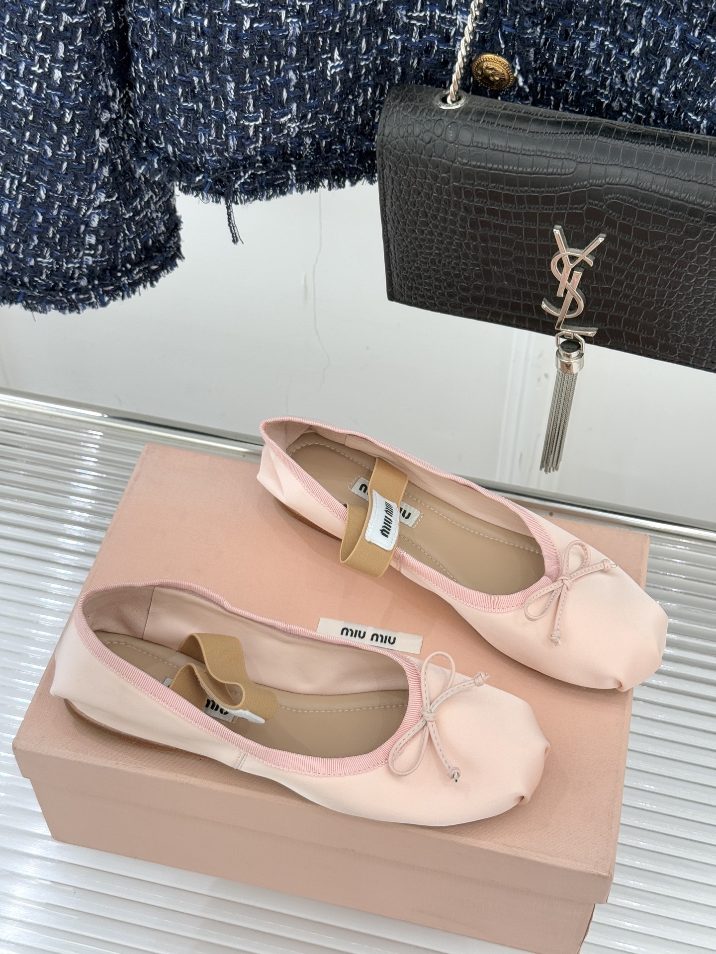 Miu Miu/缪缪经典蝴蝶结字母绸缎芭蕾舞鞋承袭MIU MIU标志性少女奢雅基因经典芭蕾舞鞋以柔润缎光