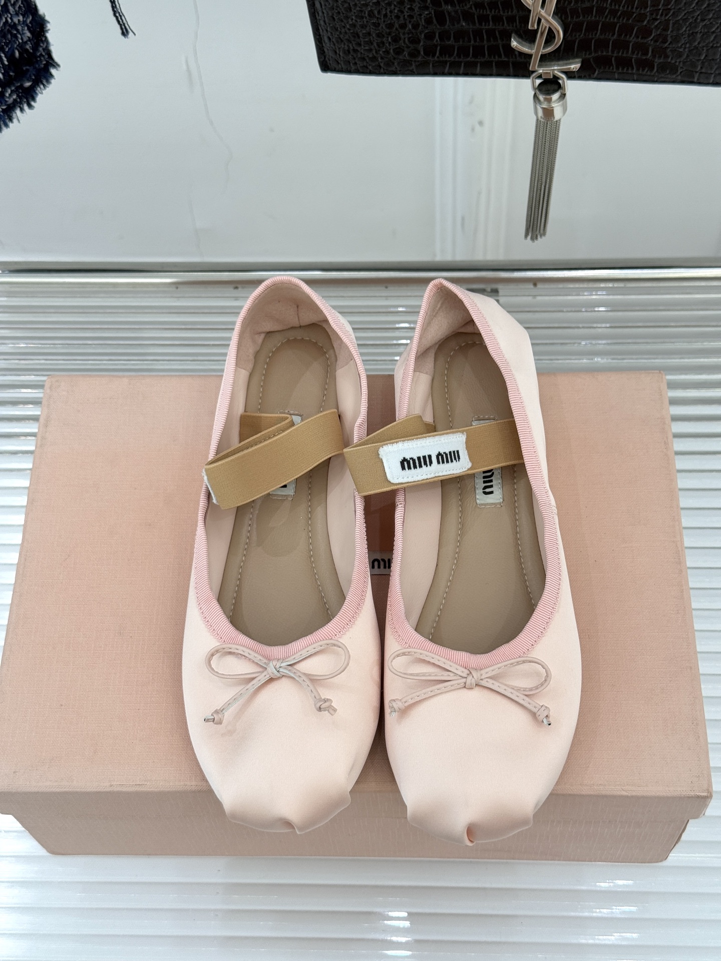 Miu Miu/缪缪经典蝴蝶结字母绸缎芭蕾舞鞋承袭MIU MIU标志性少女奢雅基因经典芭蕾舞鞋以柔润缎光