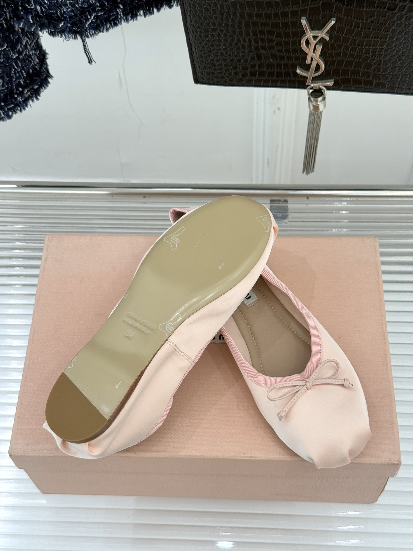 Miu Miu/缪缪经典蝴蝶结字母绸缎芭蕾舞鞋承袭MIU MIU标志性少女奢雅基因经典芭蕾舞鞋以柔润缎光