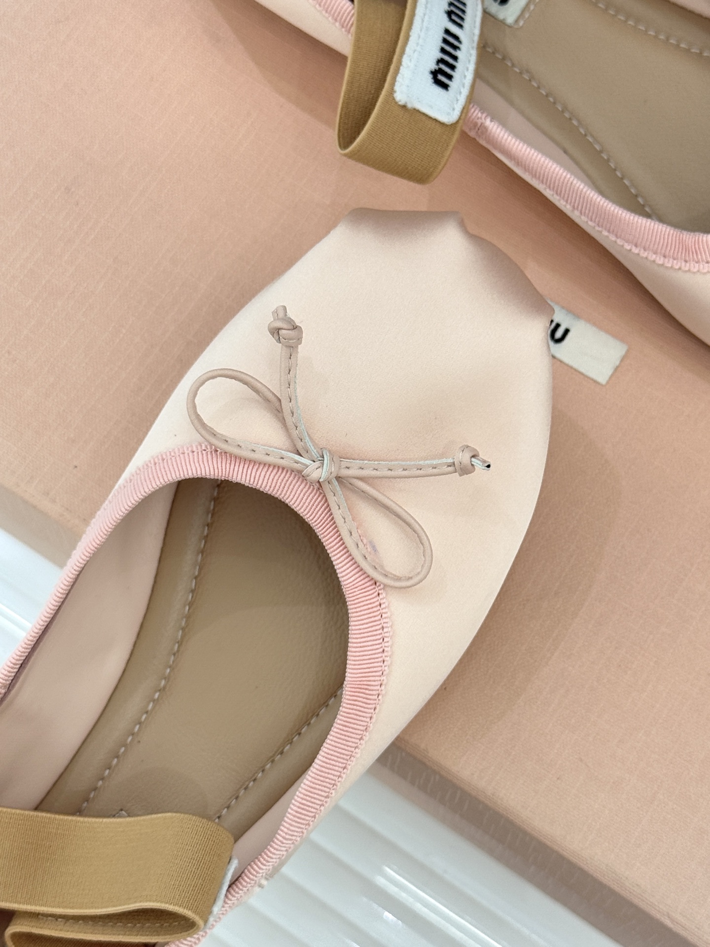 Miu Miu/缪缪经典蝴蝶结字母绸缎芭蕾舞鞋承袭MIU MIU标志性少女奢雅基因经典芭蕾舞鞋以柔润缎光