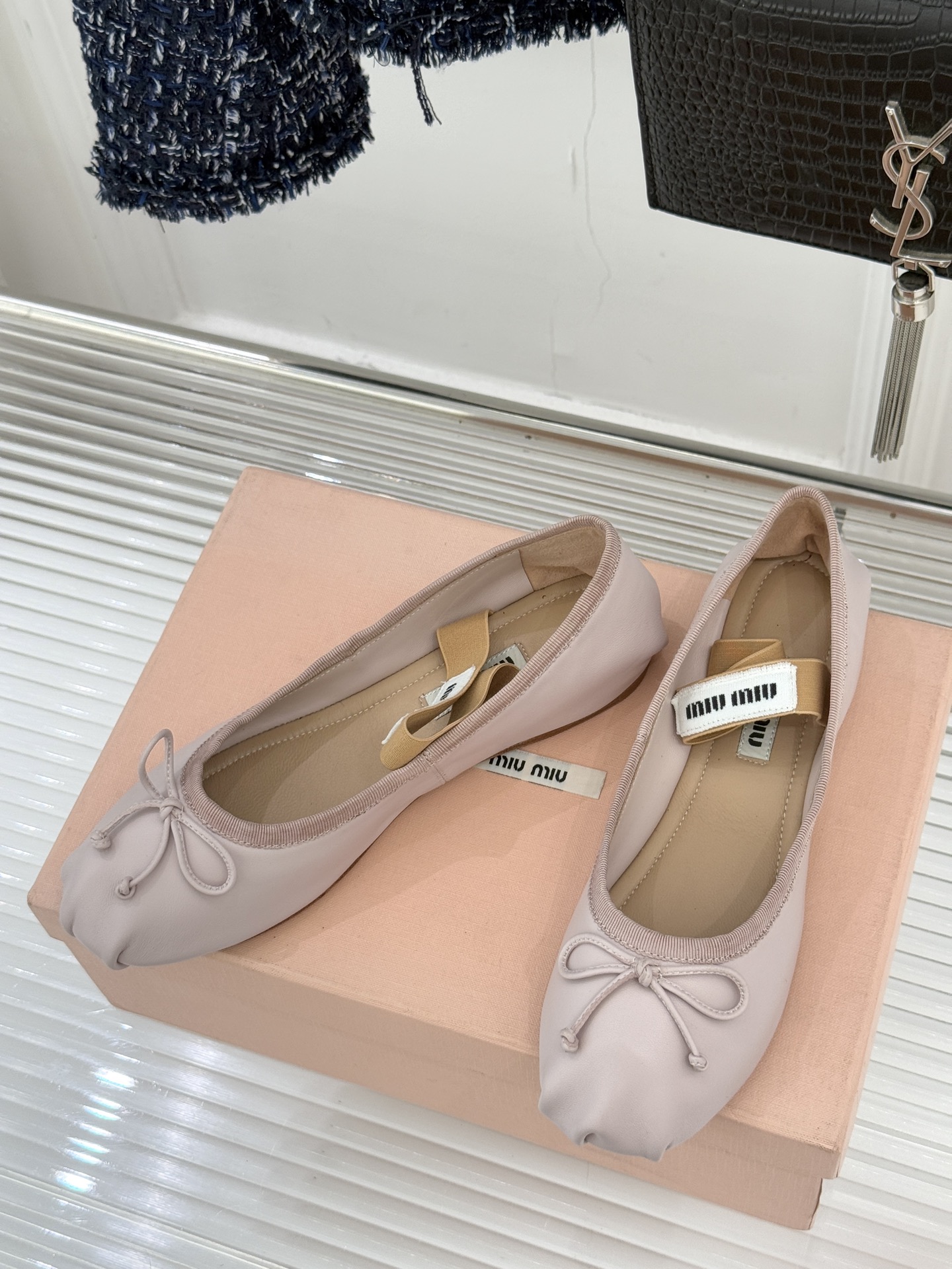 Miu Miu/缪缪经典蝴蝶结字母绸缎芭蕾舞鞋承袭MIU MIU标志性少女奢雅基因经典芭蕾舞鞋以柔润缎光