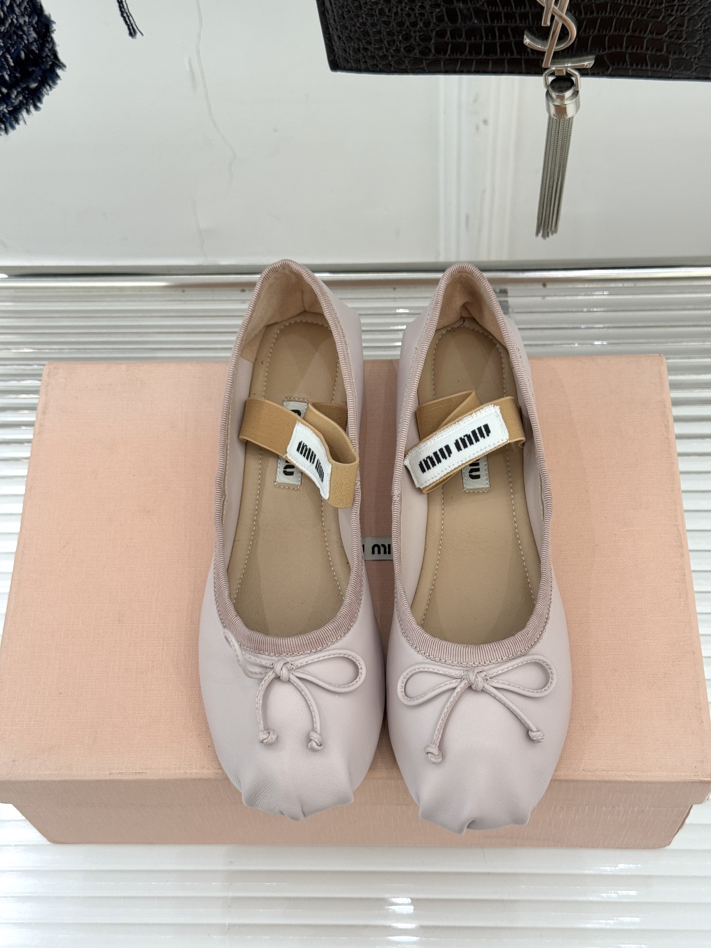 Miu Miu/缪缪经典蝴蝶结字母绸缎芭蕾舞鞋承袭MIU MIU标志性少女奢雅基因经典芭蕾舞鞋以柔润缎光
