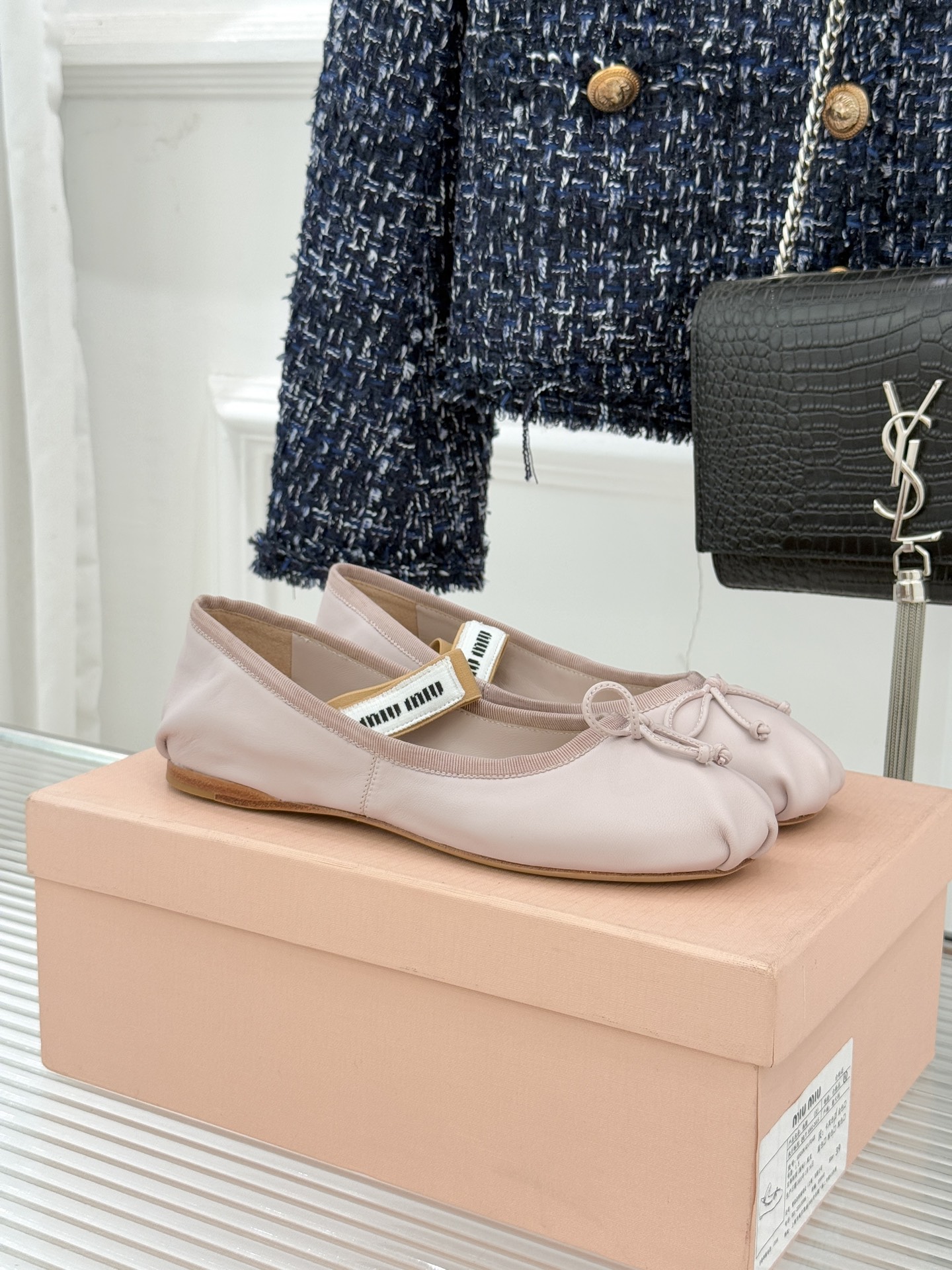 Miu Miu/缪缪经典蝴蝶结字母绸缎芭蕾舞鞋承袭MIU MIU标志性少女奢雅基因经典芭蕾舞鞋以柔润缎光