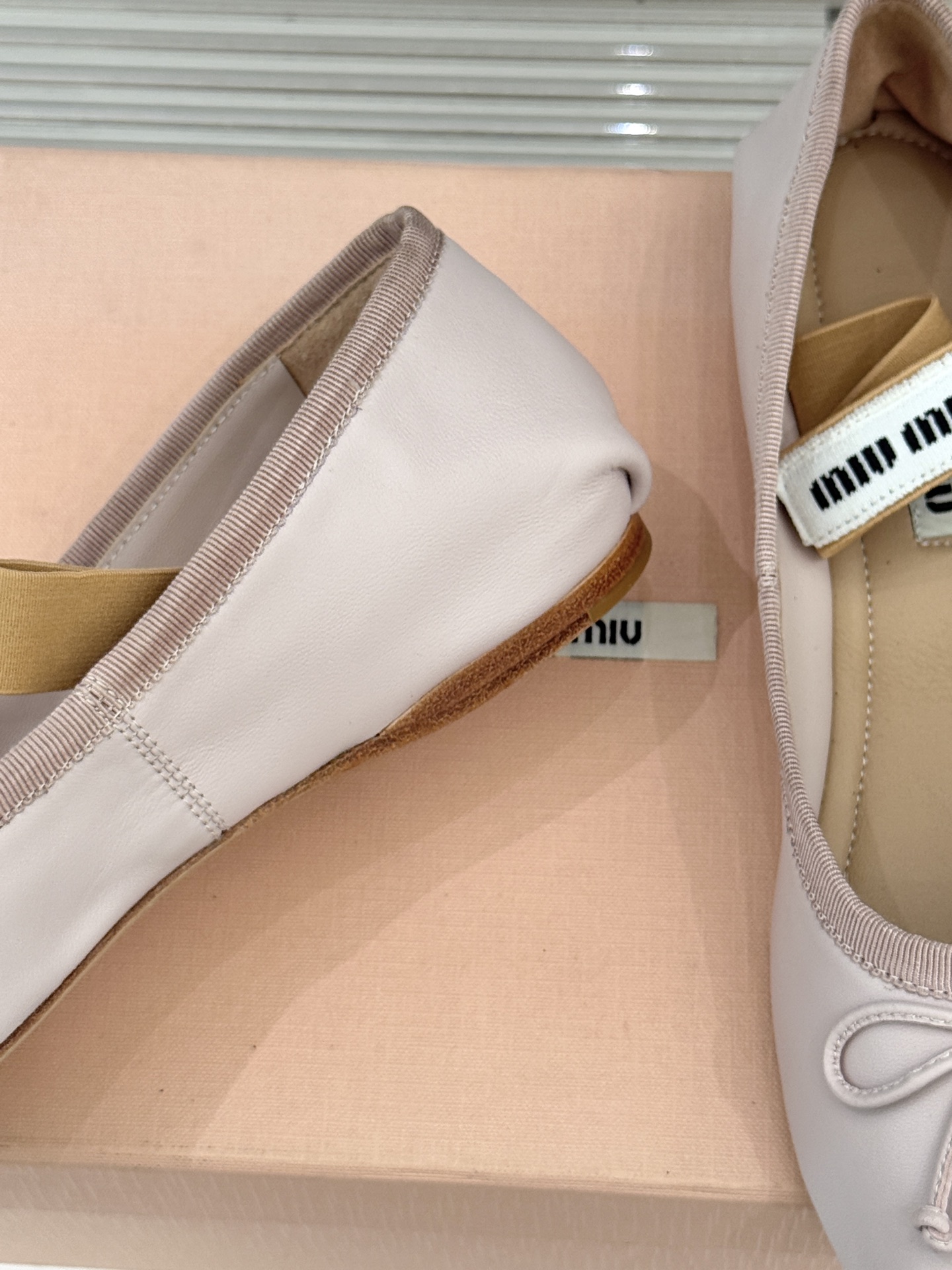 Miu Miu/缪缪经典蝴蝶结字母绸缎芭蕾舞鞋承袭MIU MIU标志性少女奢雅基因经典芭蕾舞鞋以柔润缎光