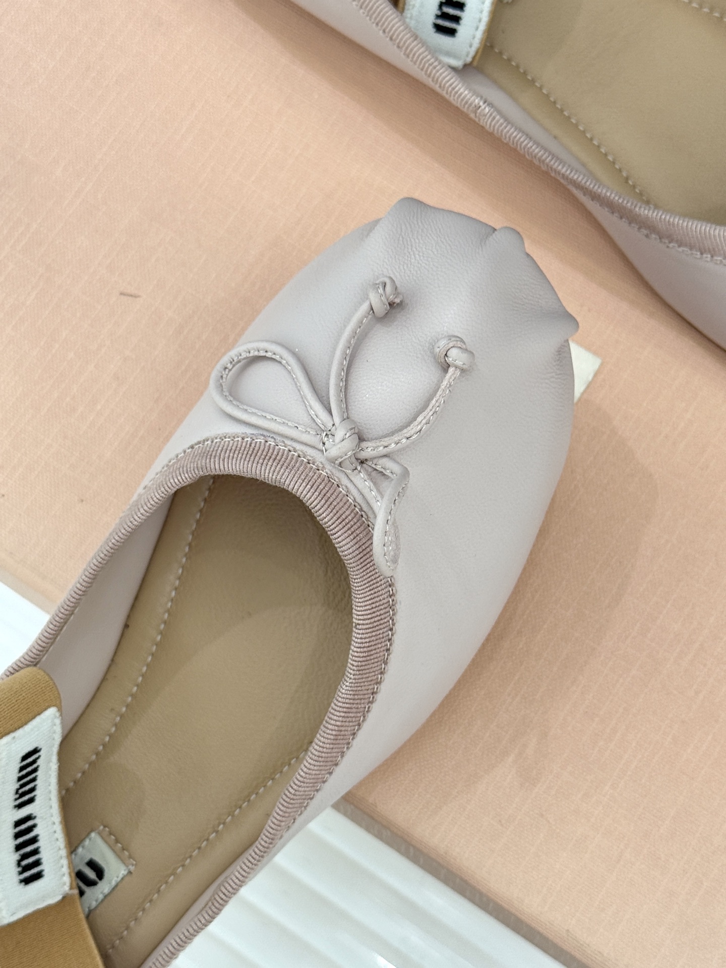 Miu Miu/缪缪经典蝴蝶结字母绸缎芭蕾舞鞋承袭MIU MIU标志性少女奢雅基因经典芭蕾舞鞋以柔润缎光