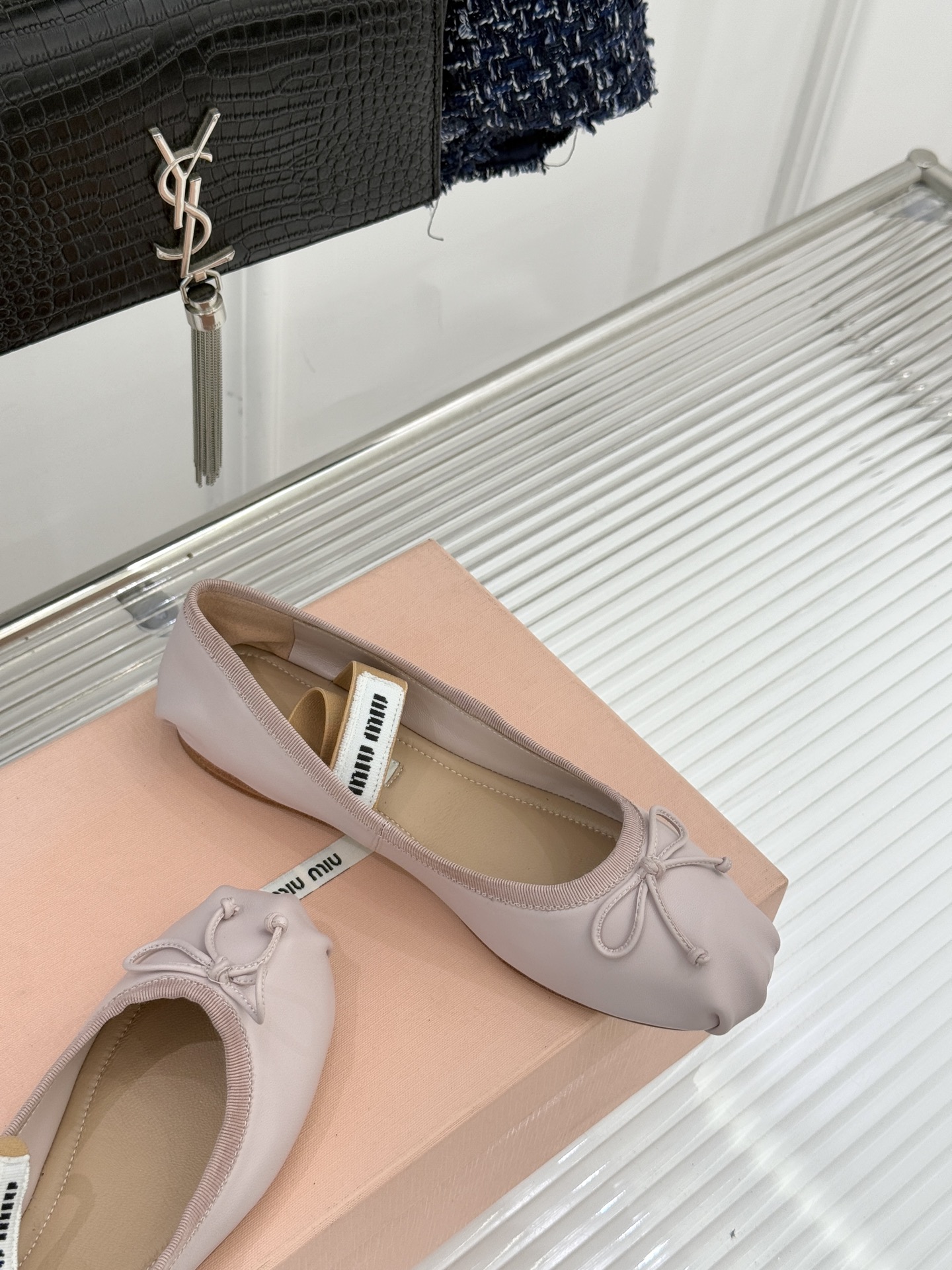 Miu Miu/缪缪经典蝴蝶结字母绸缎芭蕾舞鞋承袭MIU MIU标志性少女奢雅基因经典芭蕾舞鞋以柔润缎光