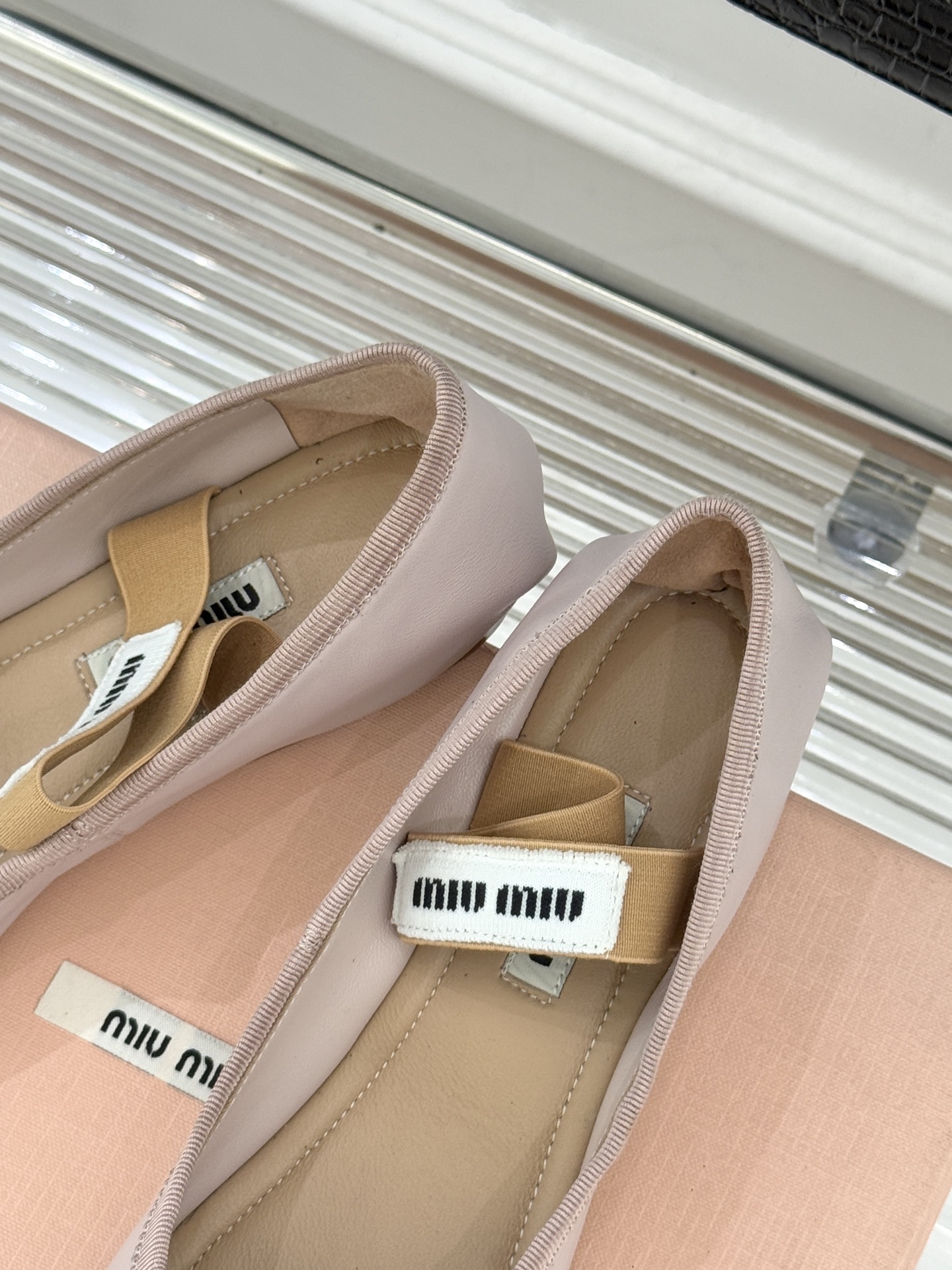 Miu Miu/缪缪经典蝴蝶结字母绸缎芭蕾舞鞋承袭MIU MIU标志性少女奢雅基因经典芭蕾舞鞋以柔润缎光