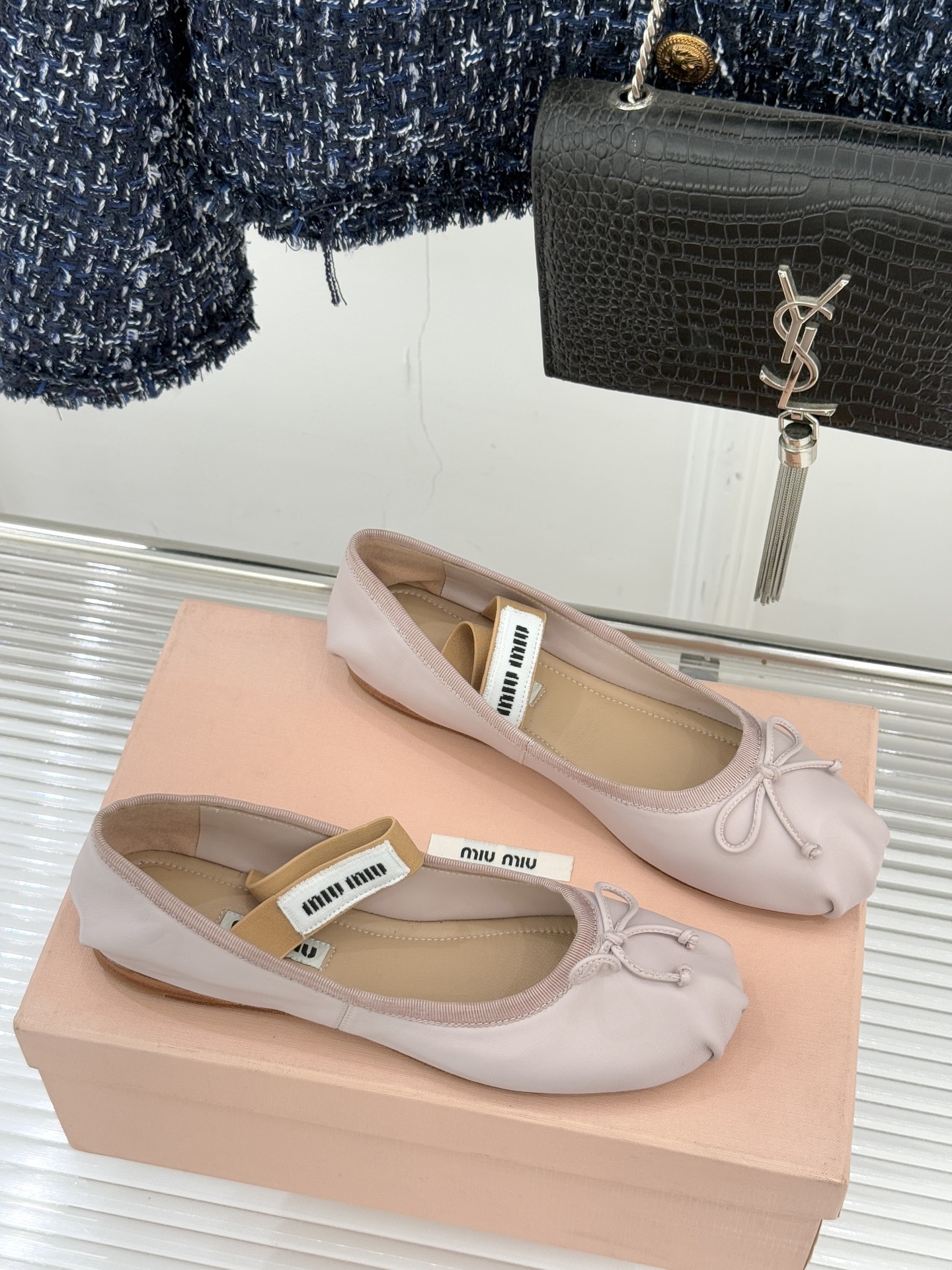 Miu Miu/缪缪经典蝴蝶结字母绸缎芭蕾舞鞋承袭MIU MIU标志性少女奢雅基因经典芭蕾舞鞋以柔润缎光