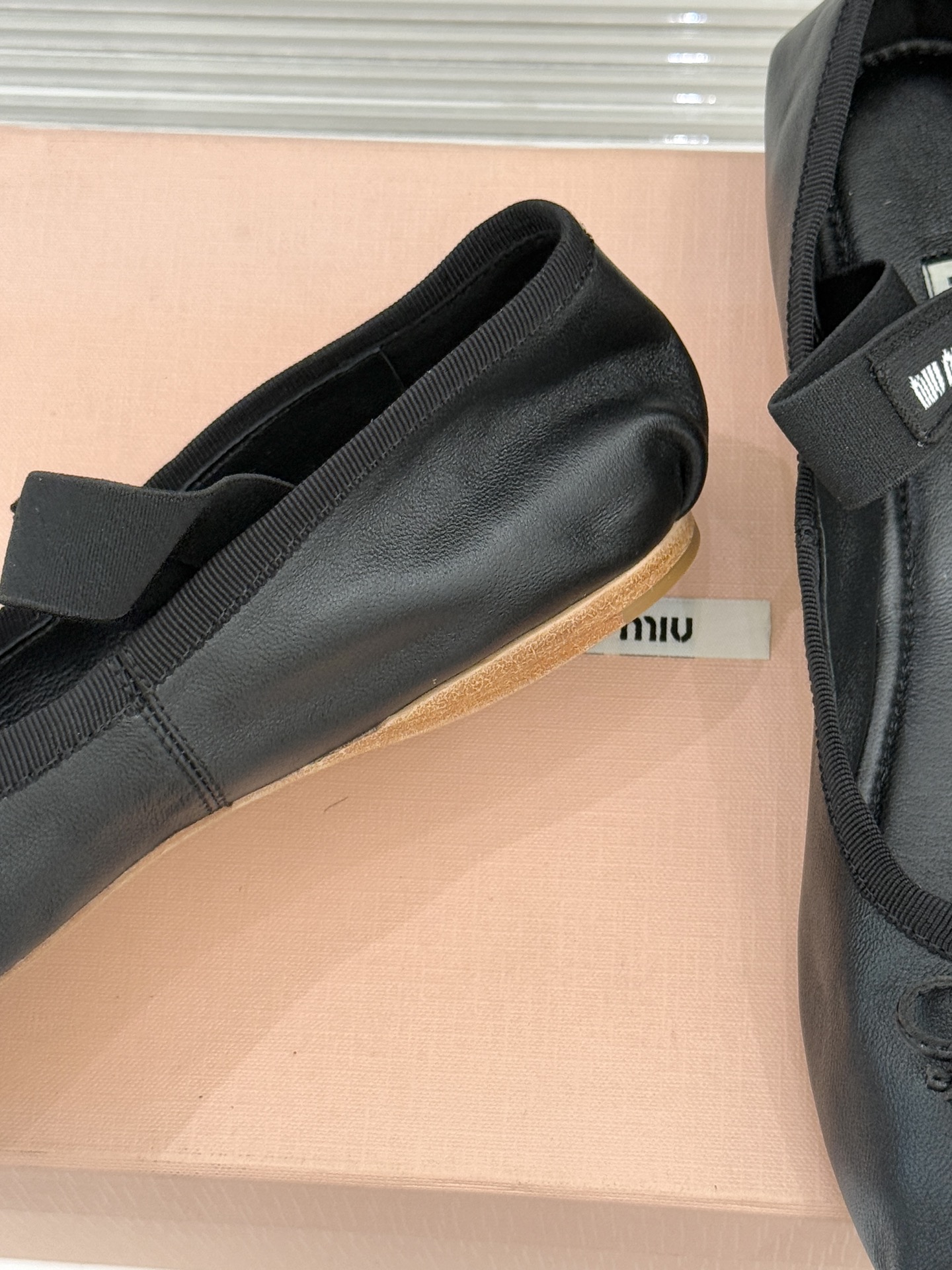 Miu Miu/缪缪经典蝴蝶结字母绸缎芭蕾舞鞋承袭MIU MIU标志性少女奢雅基因经典芭蕾舞鞋以柔润缎光