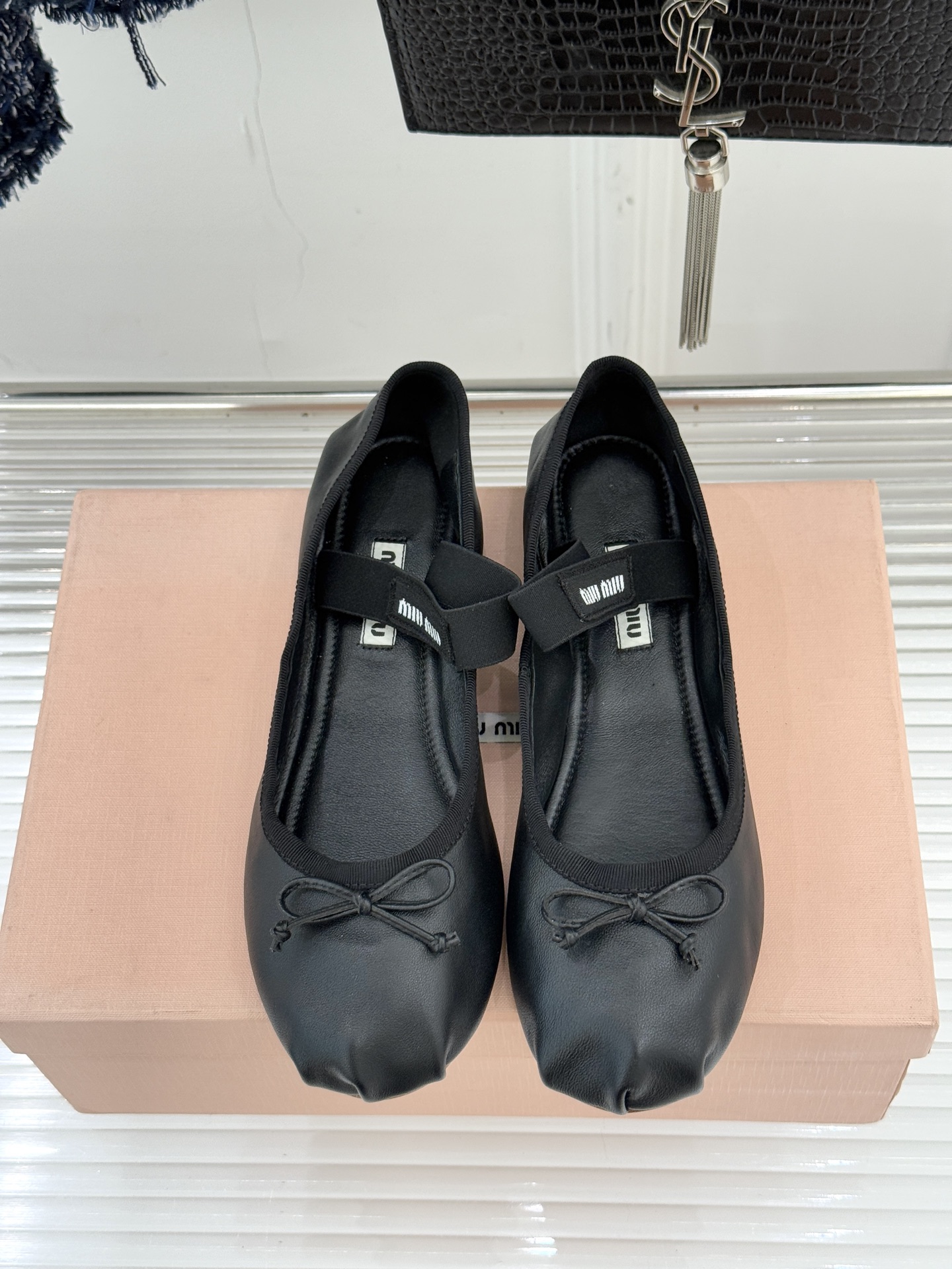 Miu Miu/缪缪经典蝴蝶结字母绸缎芭蕾舞鞋承袭MIU MIU标志性少女奢雅基因经典芭蕾舞鞋以柔润缎光