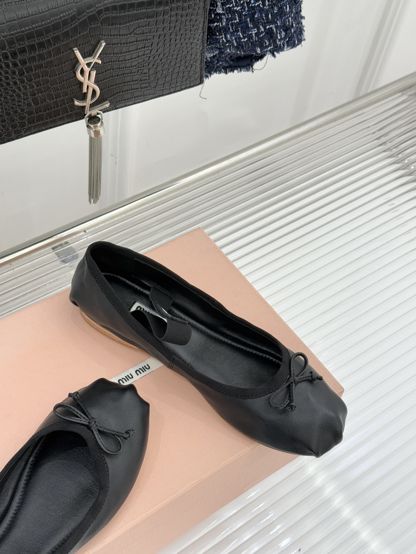 Miu Miu/缪缪经典蝴蝶结字母绸缎芭蕾舞鞋承袭MIU MIU标志性少女奢雅基因经典芭蕾舞鞋以柔润缎光