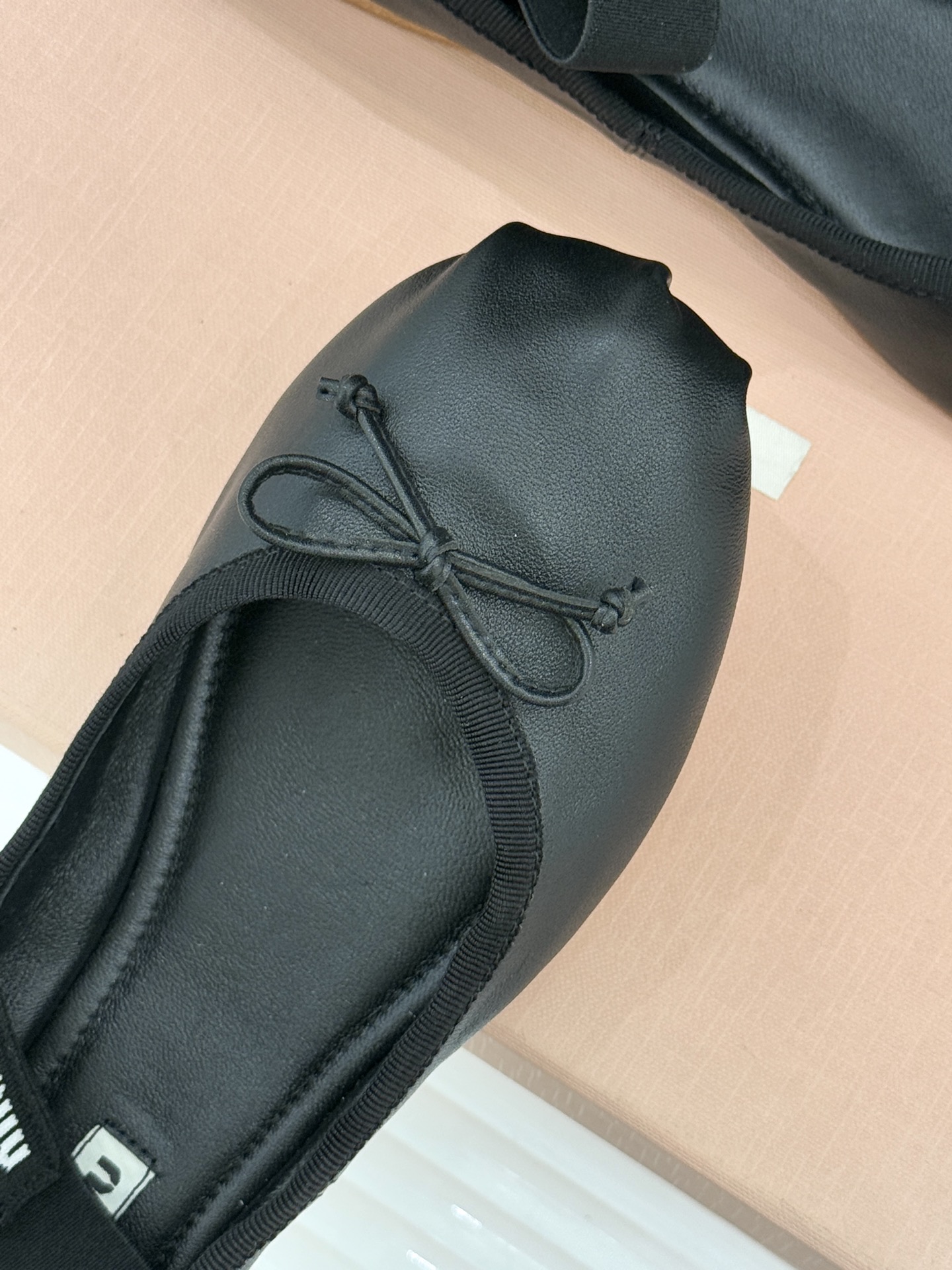 Miu Miu/缪缪经典蝴蝶结字母绸缎芭蕾舞鞋承袭MIU MIU标志性少女奢雅基因经典芭蕾舞鞋以柔润缎光