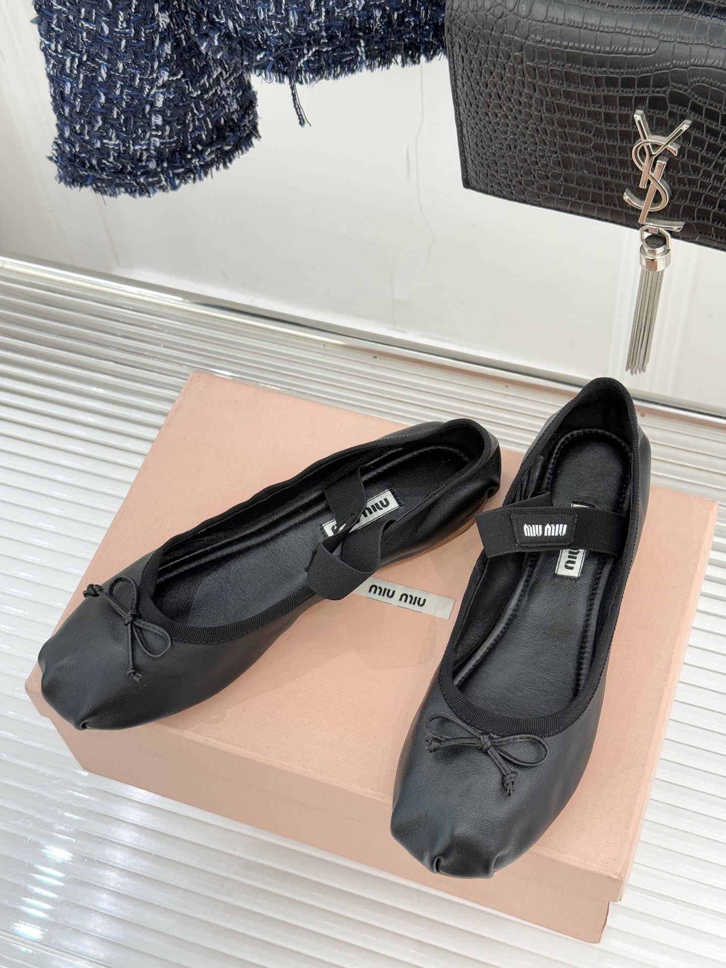 Miu Miu/缪缪经典蝴蝶结字母绸缎芭蕾舞鞋承袭MIU MIU标志性少女奢雅基因经典芭蕾舞鞋以柔润缎光