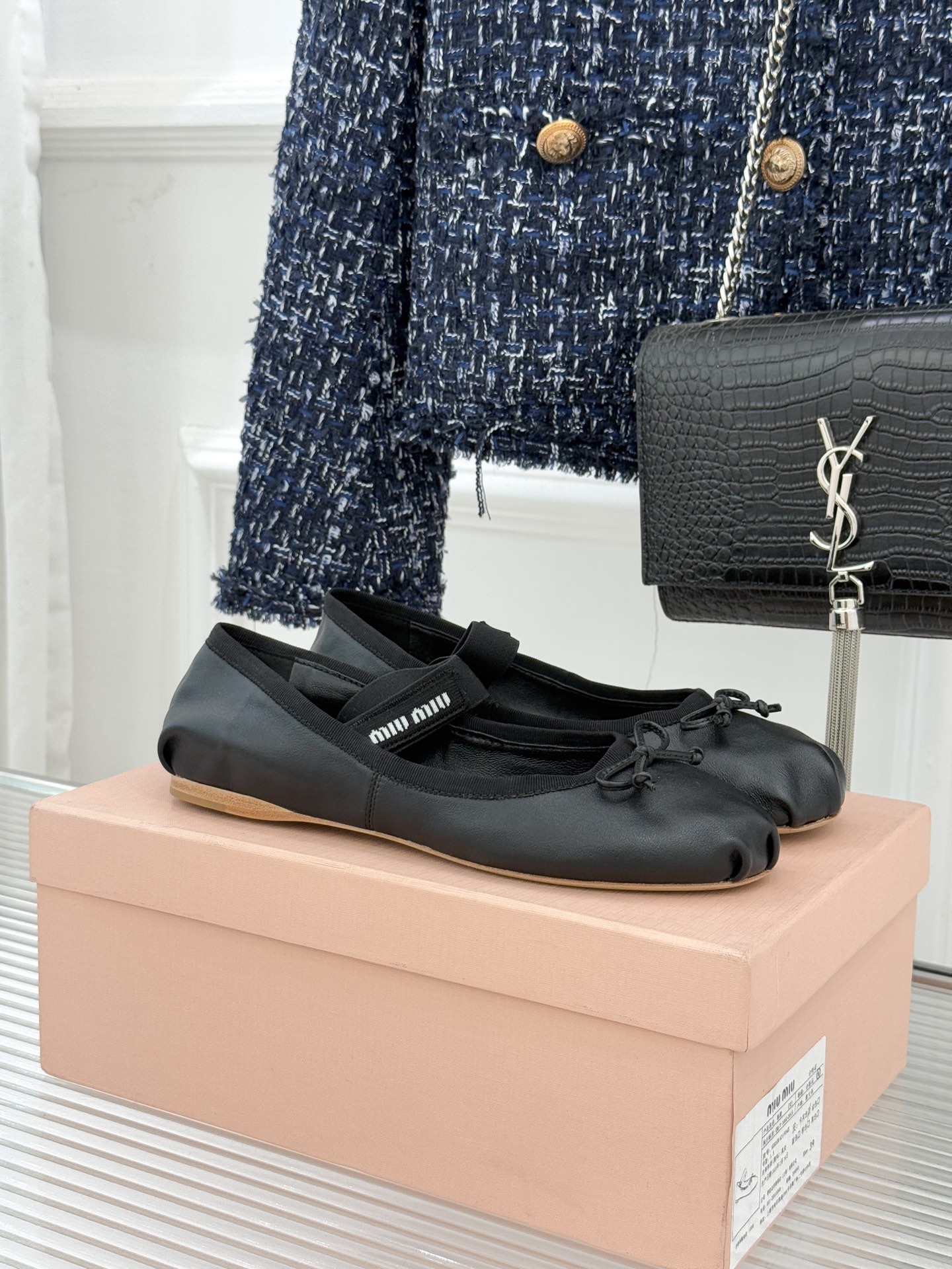 Miu Miu/缪缪经典蝴蝶结字母绸缎芭蕾舞鞋承袭MIU MIU标志性少女奢雅基因经典芭蕾舞鞋以柔润缎光