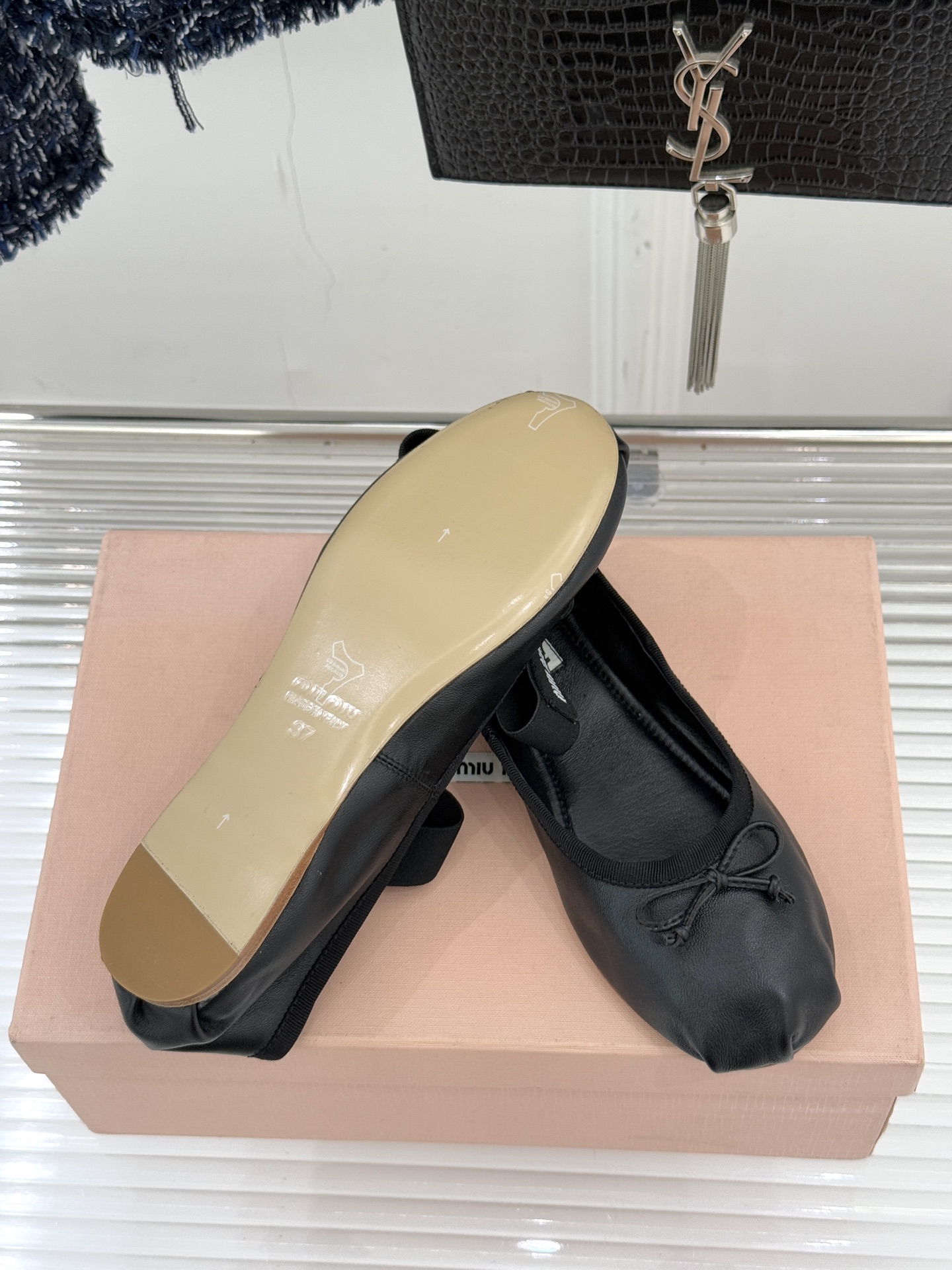 Miu Miu/缪缪经典蝴蝶结字母绸缎芭蕾舞鞋承袭MIU MIU标志性少女奢雅基因经典芭蕾舞鞋以柔润缎光