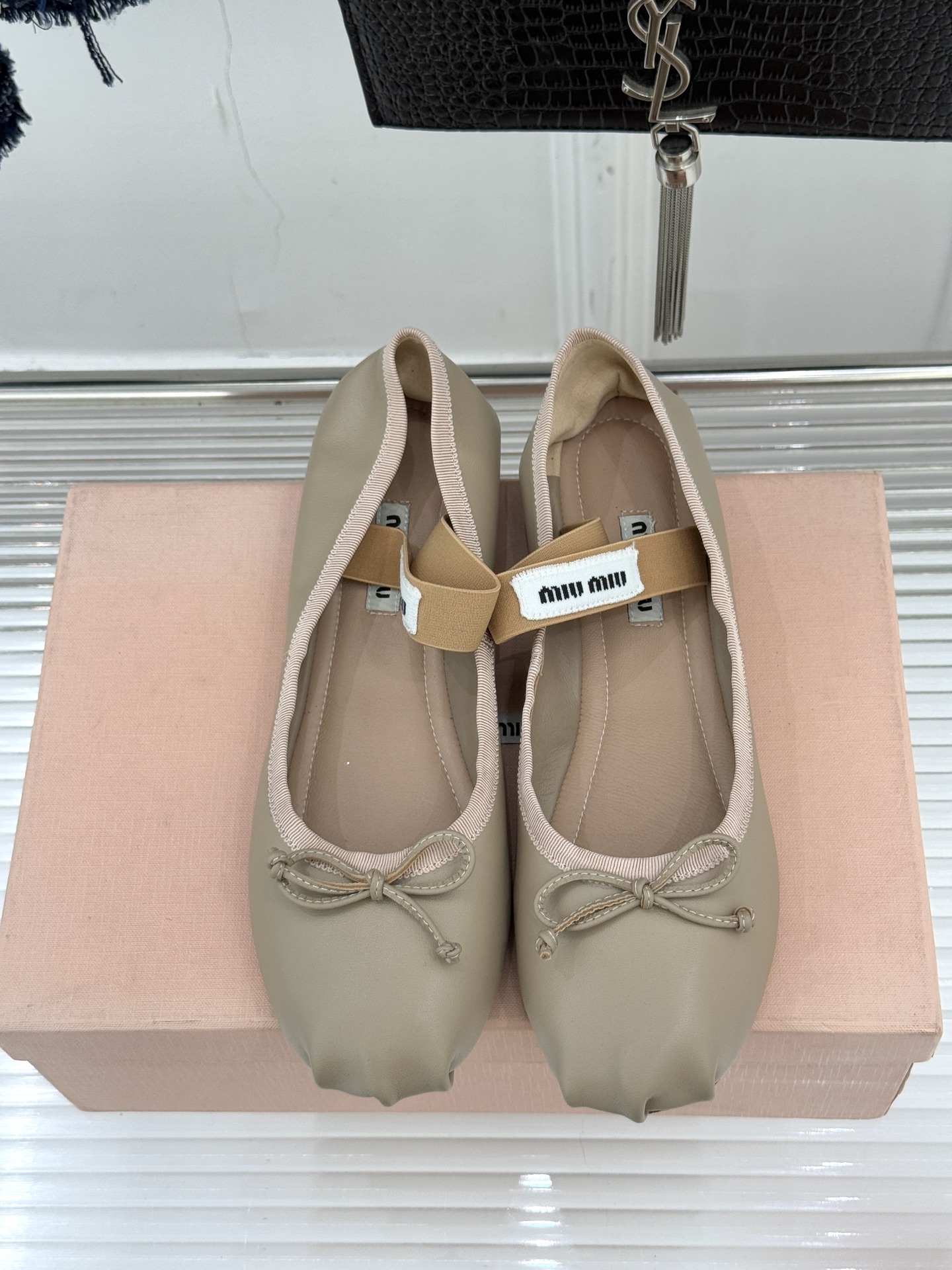 Miu Miu/缪缪经典蝴蝶结字母绸缎芭蕾舞鞋承袭MIU MIU标志性少女奢雅基因经典芭蕾舞鞋以柔润缎光