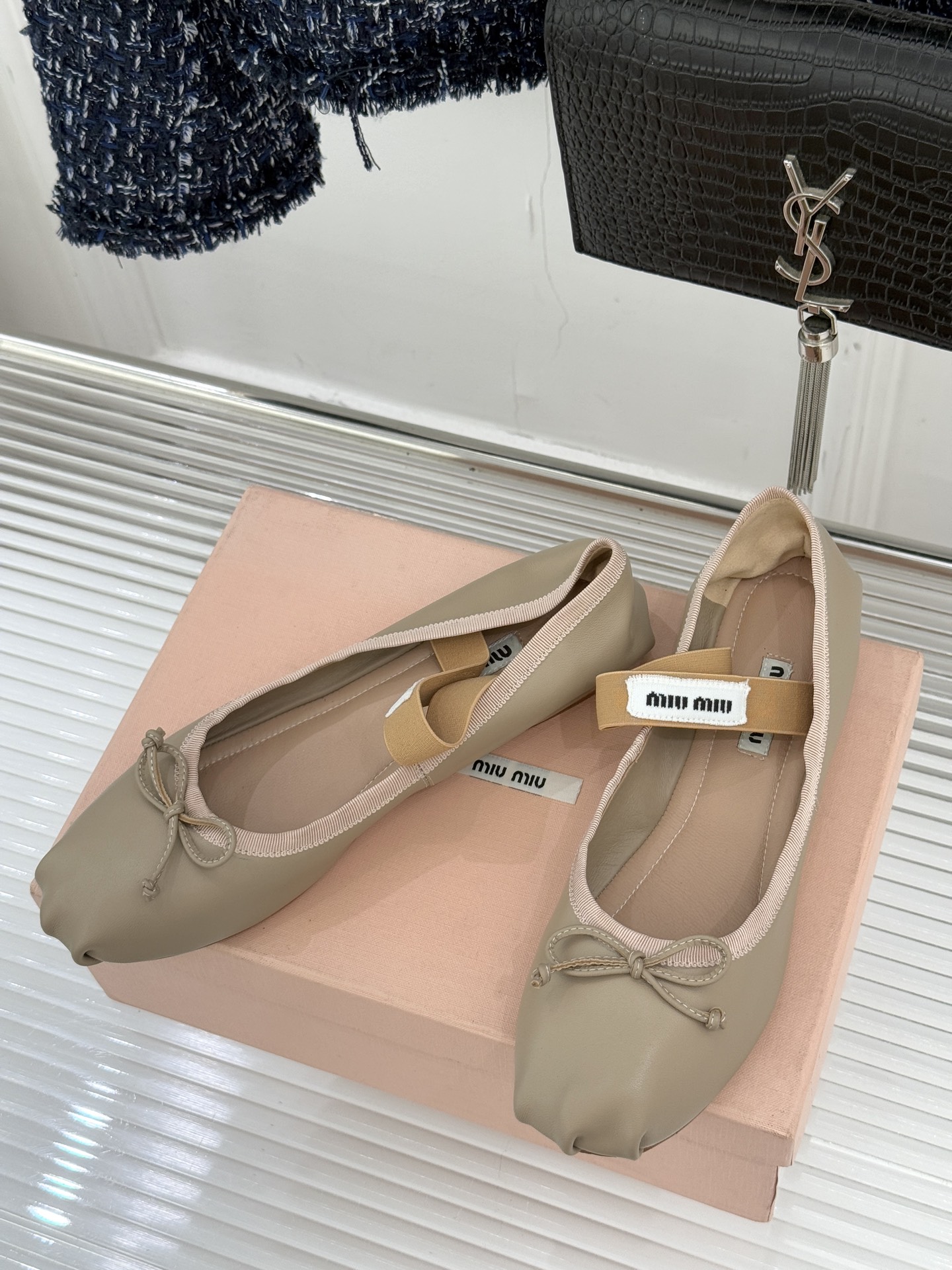 Miu Miu/缪缪经典蝴蝶结字母绸缎芭蕾舞鞋承袭MIU MIU标志性少女奢雅基因经典芭蕾舞鞋以柔润缎光