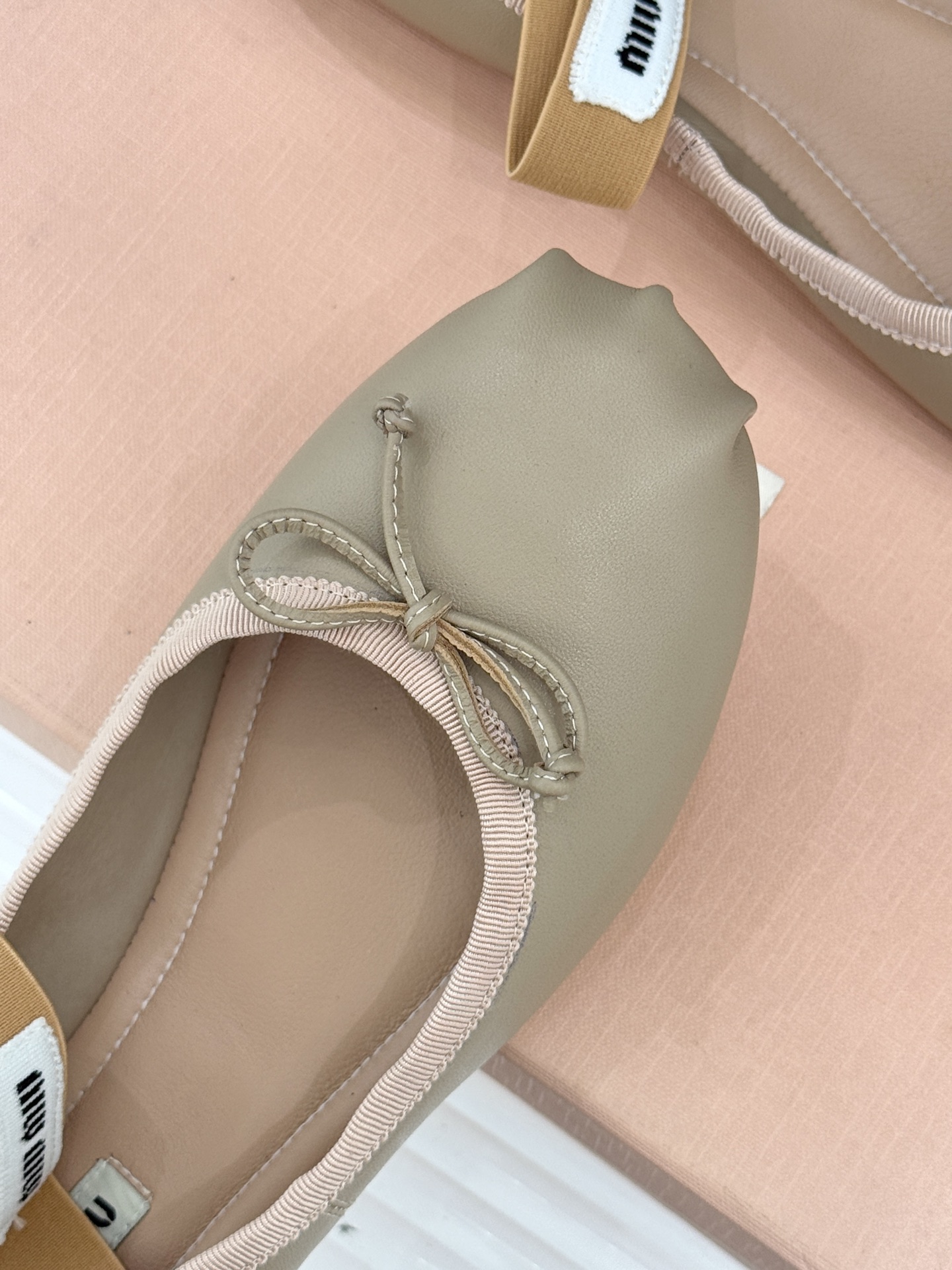 Miu Miu/缪缪经典蝴蝶结字母绸缎芭蕾舞鞋承袭MIU MIU标志性少女奢雅基因经典芭蕾舞鞋以柔润缎光
