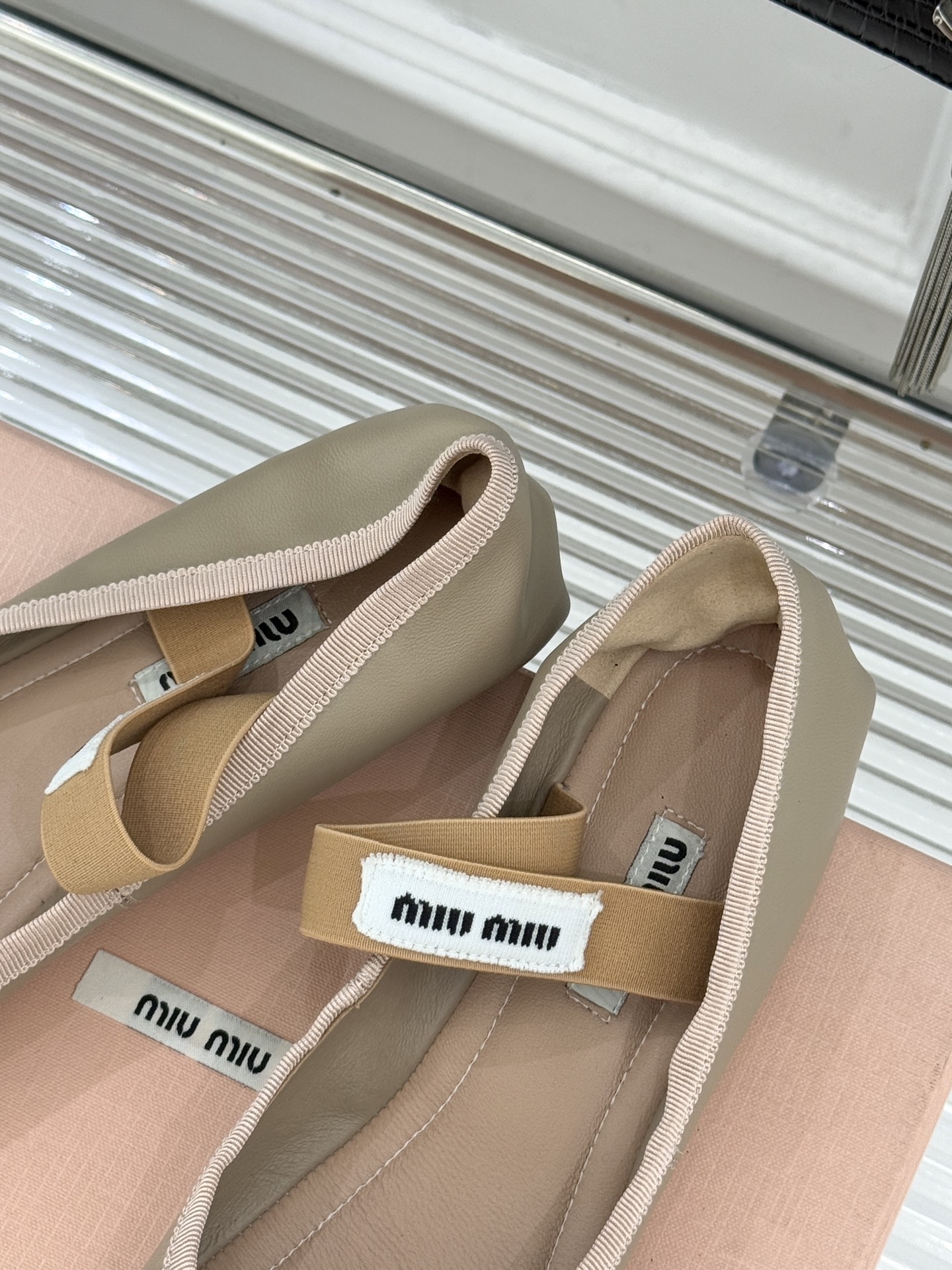 Miu Miu/缪缪经典蝴蝶结字母绸缎芭蕾舞鞋承袭MIU MIU标志性少女奢雅基因经典芭蕾舞鞋以柔润缎光