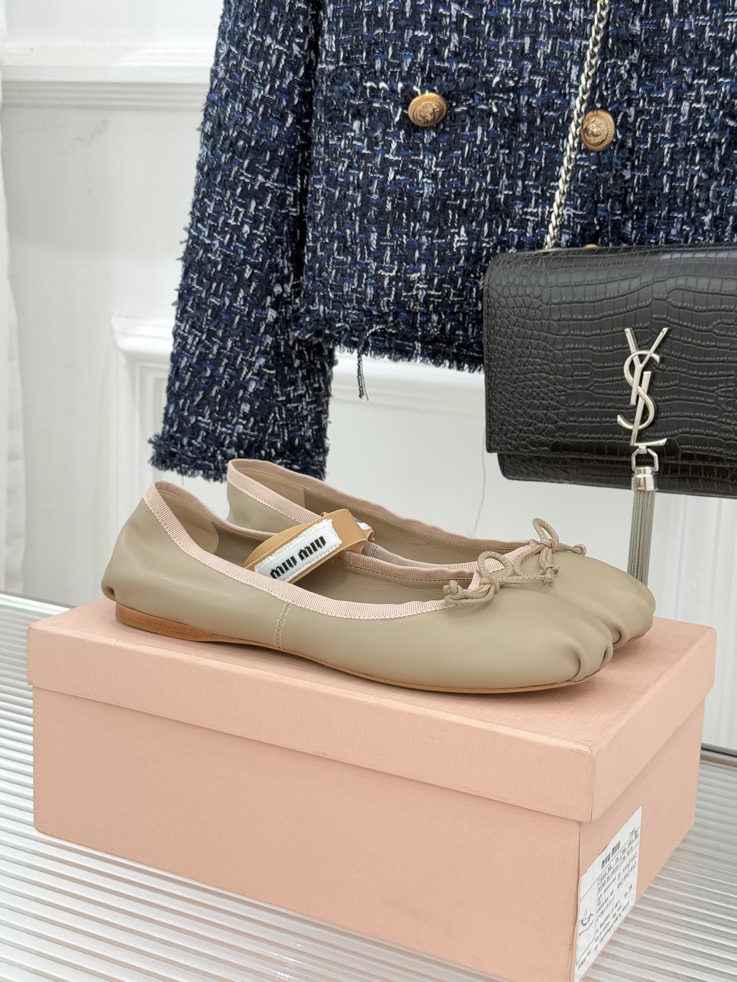 Miu Miu/缪缪经典蝴蝶结字母绸缎芭蕾舞鞋承袭MIU MIU标志性少女奢雅基因经典芭蕾舞鞋以柔润缎光