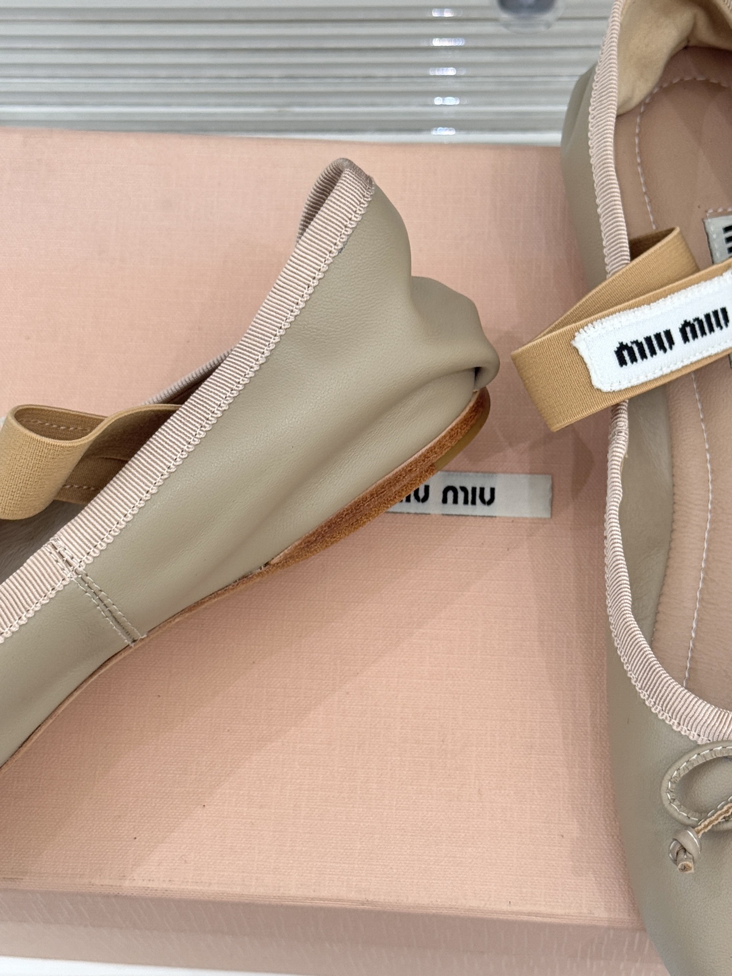 Miu Miu/缪缪经典蝴蝶结字母绸缎芭蕾舞鞋承袭MIU MIU标志性少女奢雅基因经典芭蕾舞鞋以柔润缎光