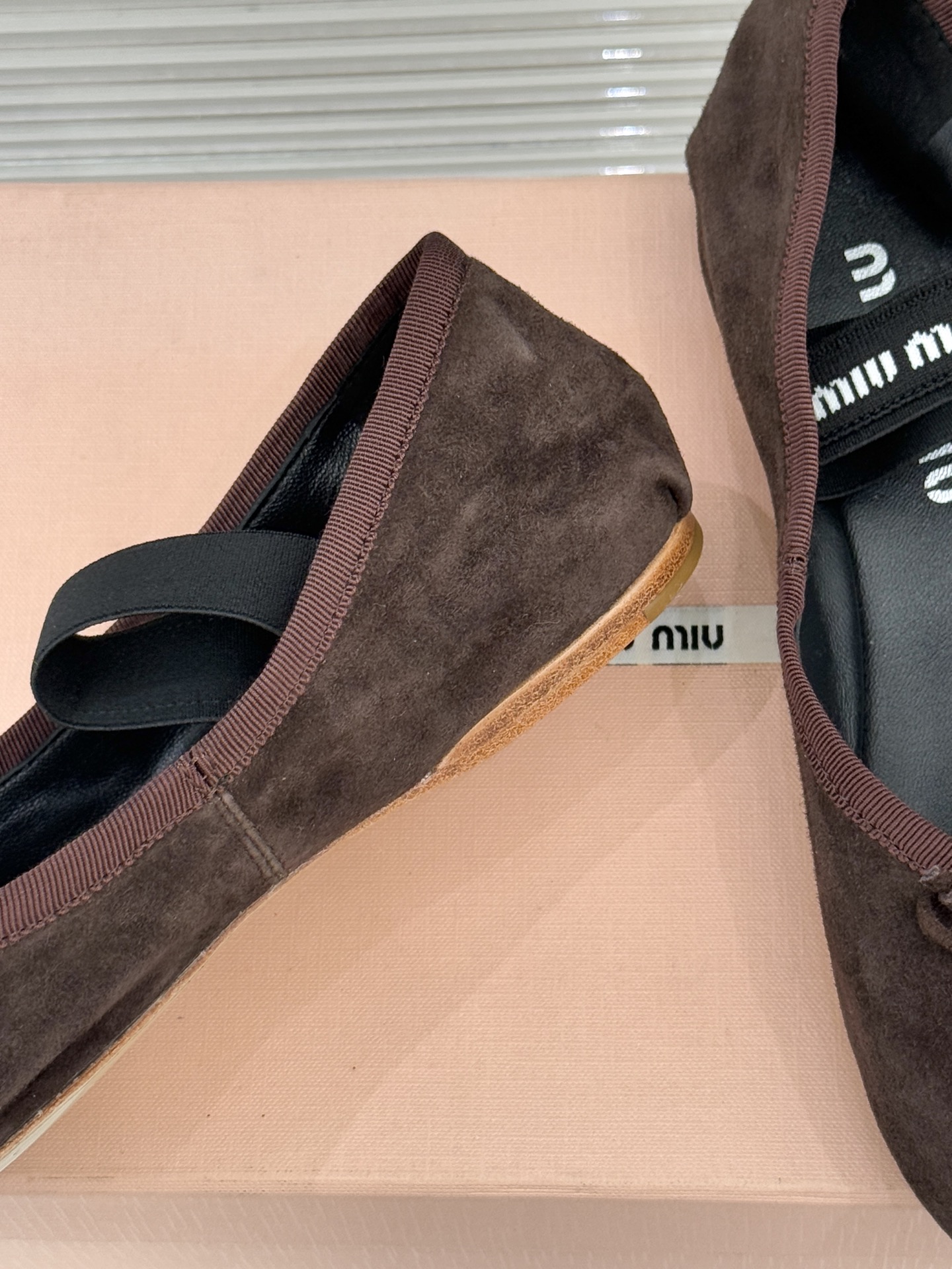 Miu Miu/缪缪经典蝴蝶结字母绸缎芭蕾舞鞋承袭MIU MIU标志性少女奢雅基因经典芭蕾舞鞋以柔润缎光