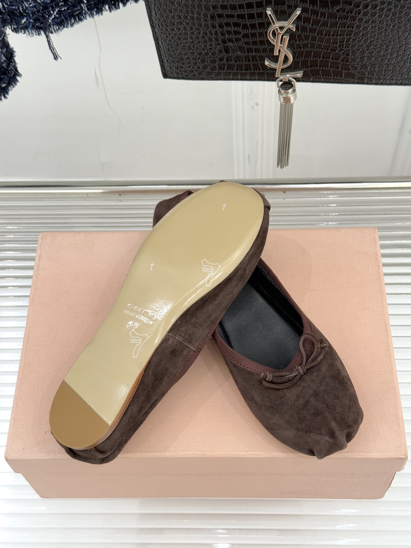 Miu Miu/缪缪经典蝴蝶结字母绸缎芭蕾舞鞋承袭MIU MIU标志性少女奢雅基因经典芭蕾舞鞋以柔润缎光