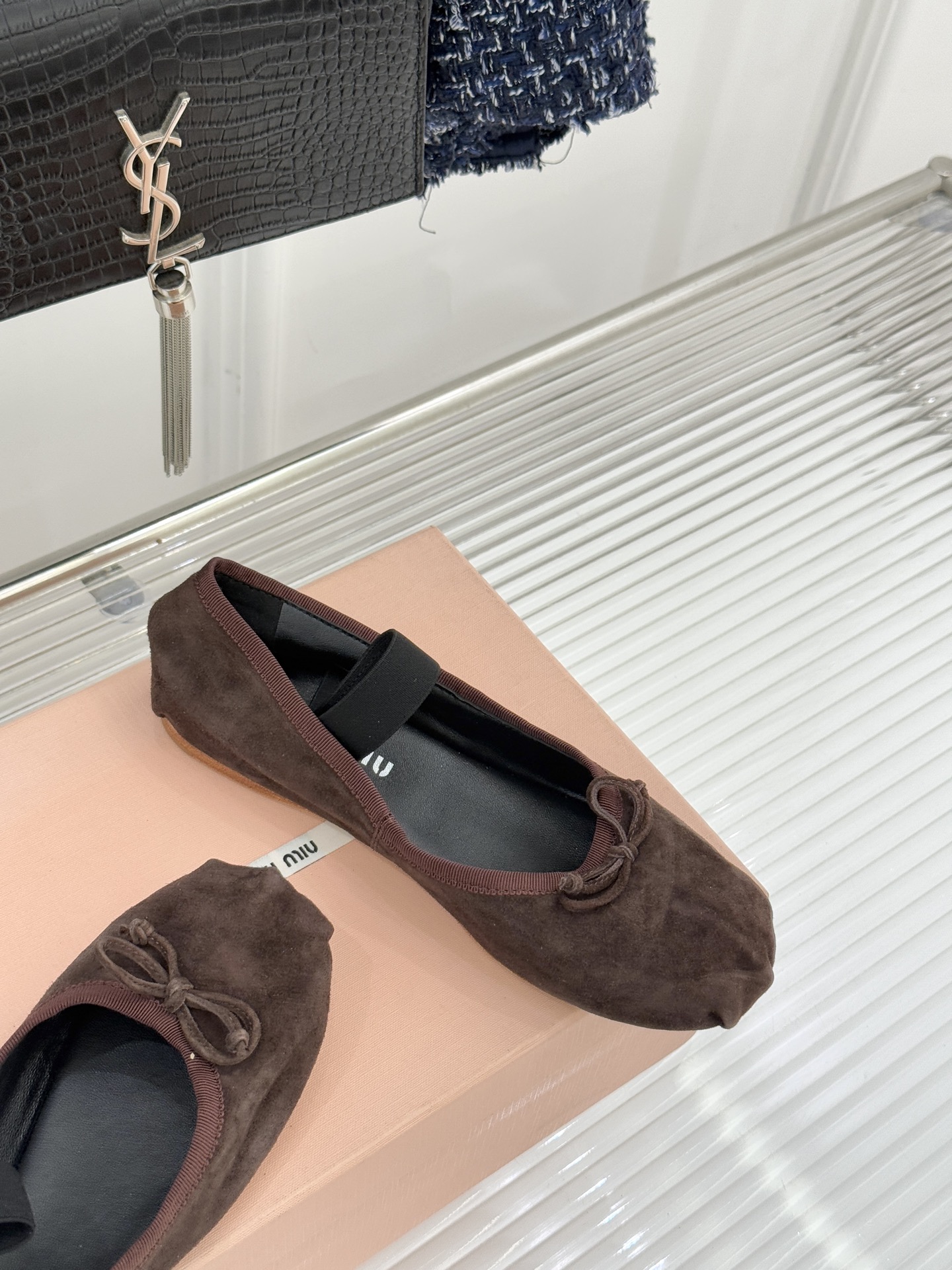 Miu Miu/缪缪经典蝴蝶结字母绸缎芭蕾舞鞋承袭MIU MIU标志性少女奢雅基因经典芭蕾舞鞋以柔润缎光