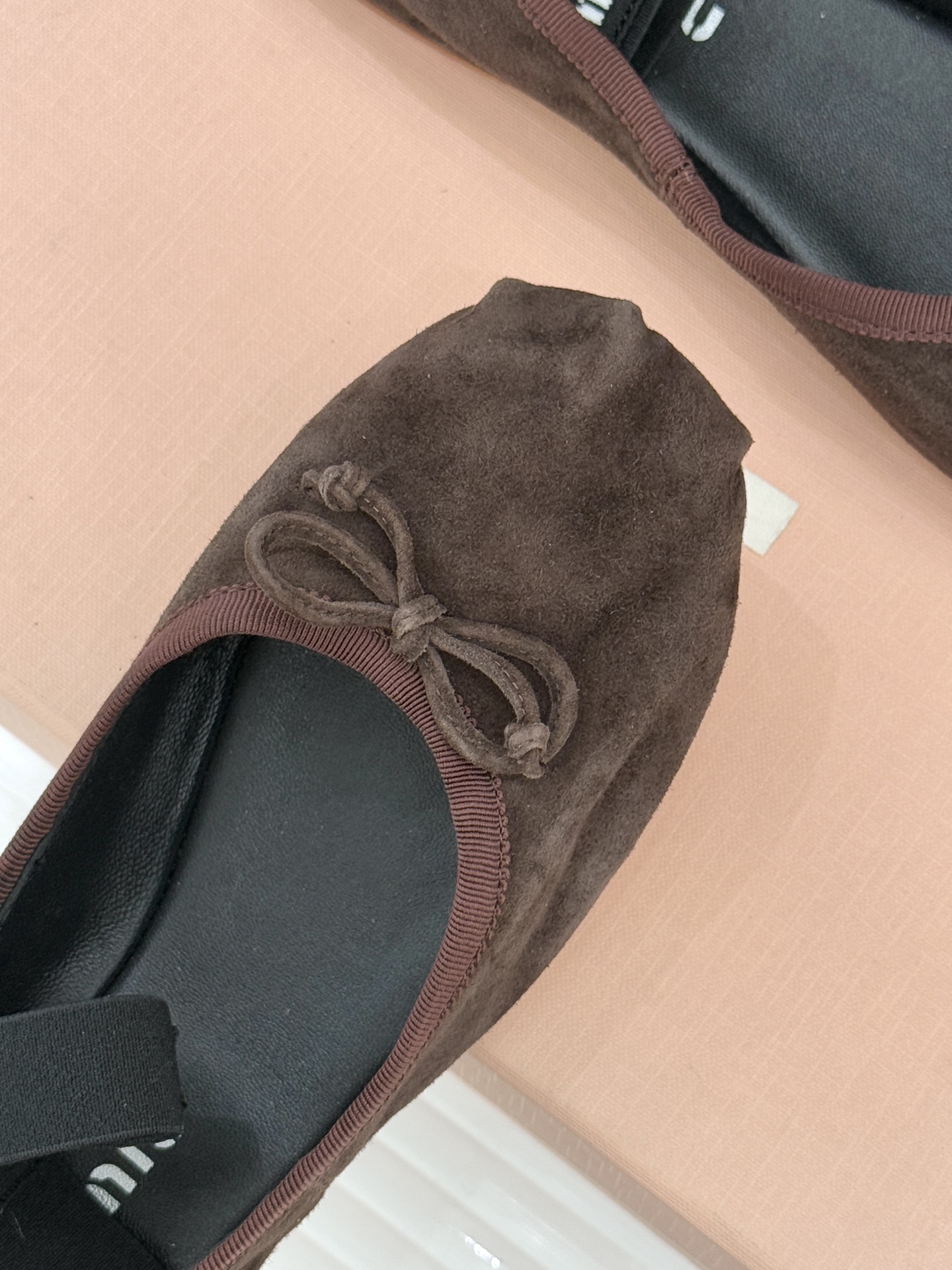 Miu Miu/缪缪经典蝴蝶结字母绸缎芭蕾舞鞋承袭MIU MIU标志性少女奢雅基因经典芭蕾舞鞋以柔润缎光